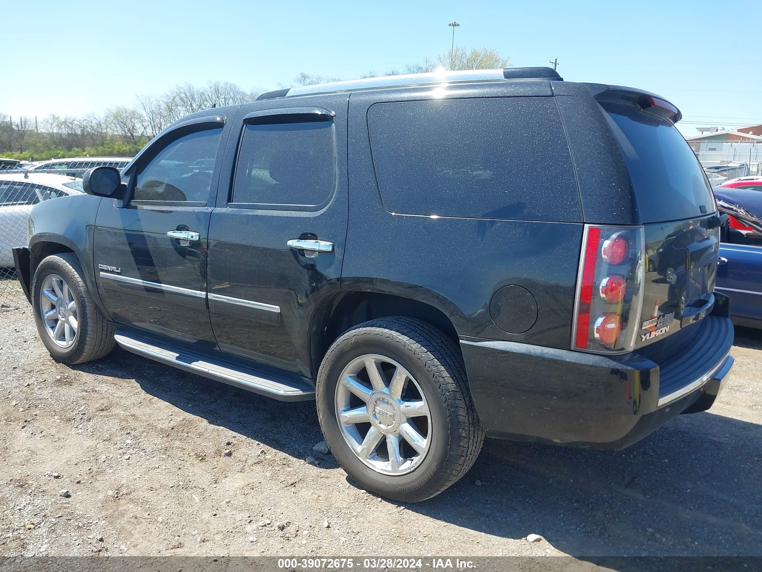 Photo 2 VIN: 1GKUCEEF4AR171435 - GMC YUKON 