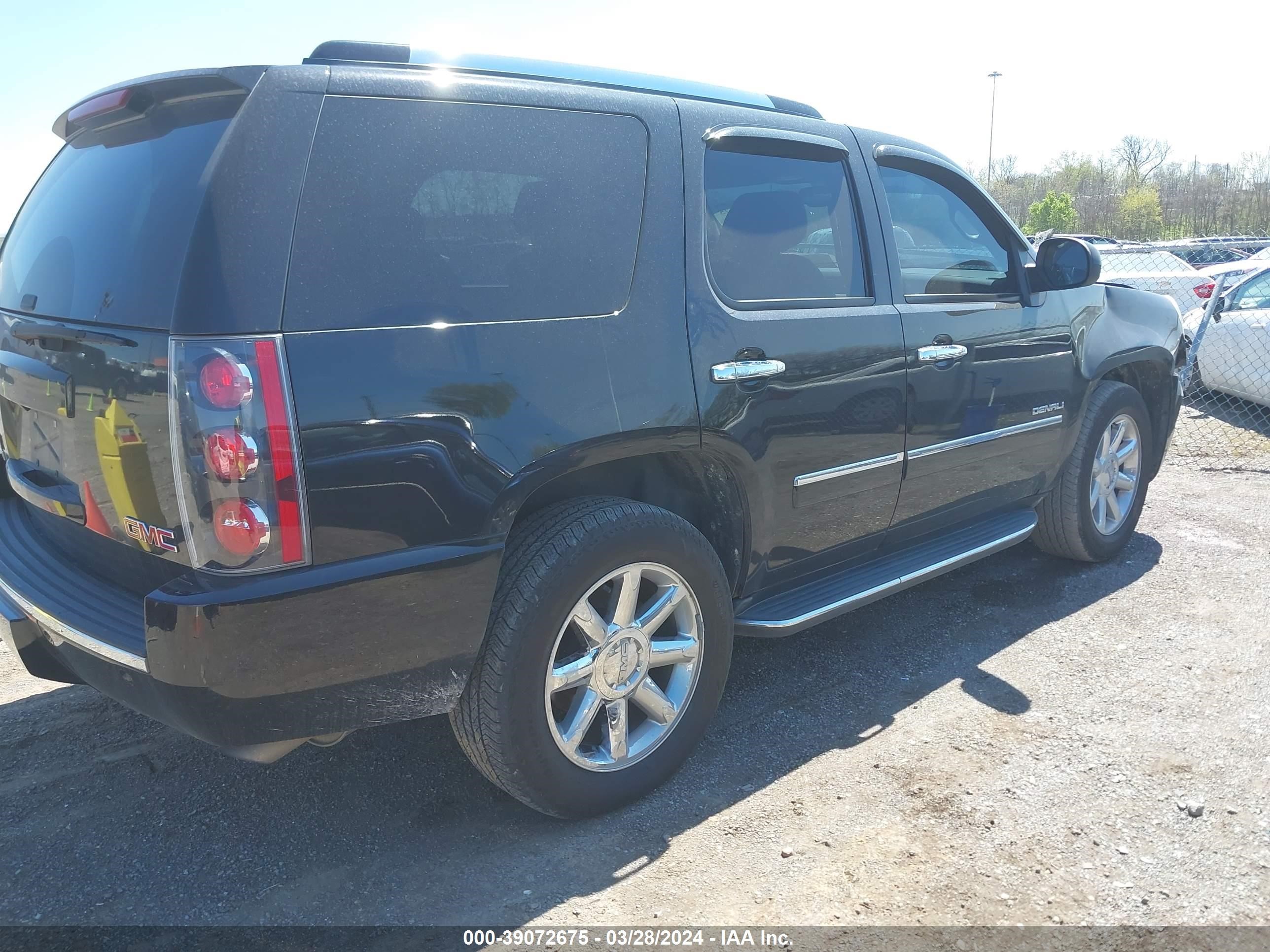 Photo 3 VIN: 1GKUCEEF4AR171435 - GMC YUKON 