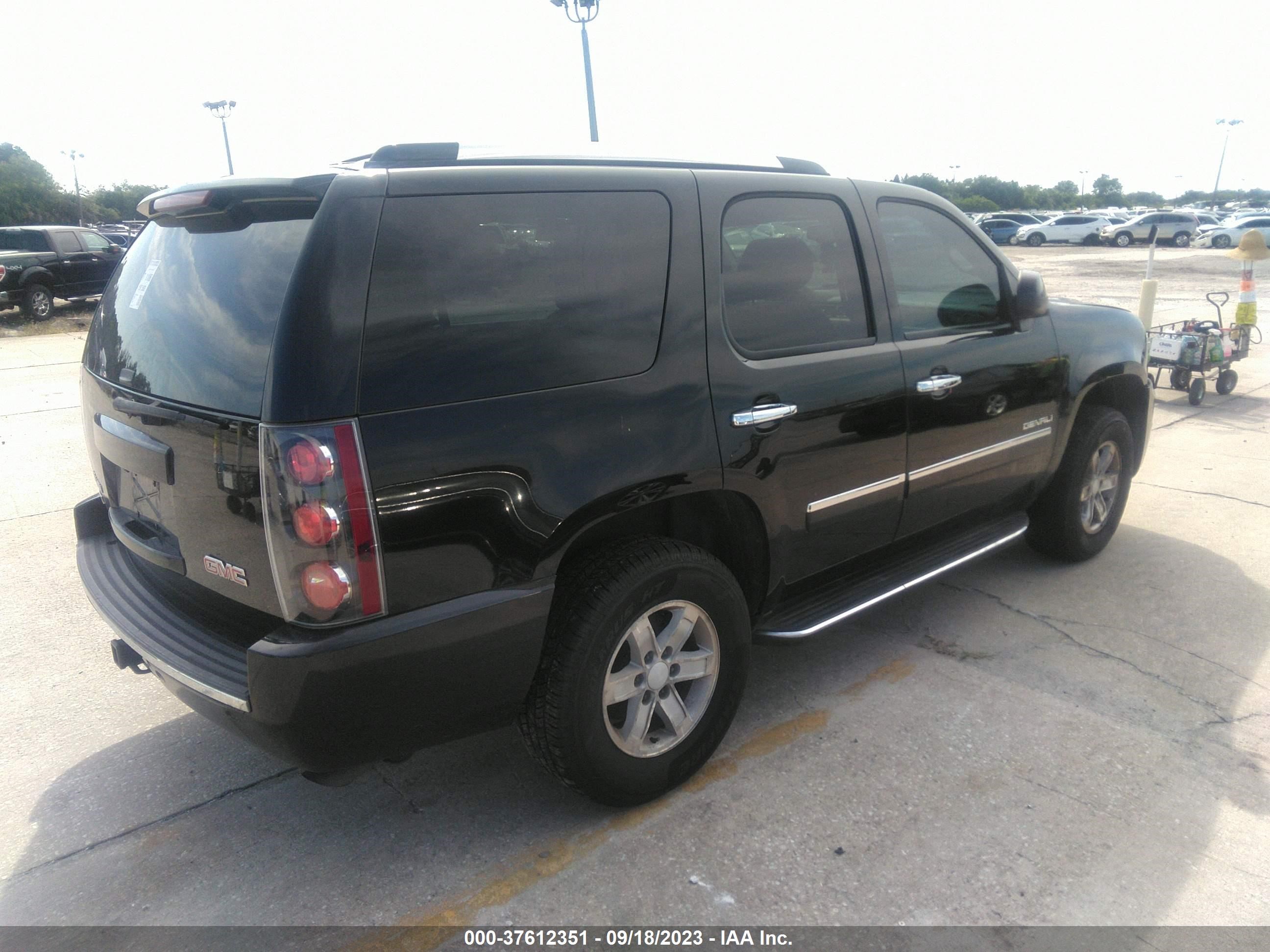 Photo 3 VIN: 1GKUCEEF9AR216255 - GMC YUKON 