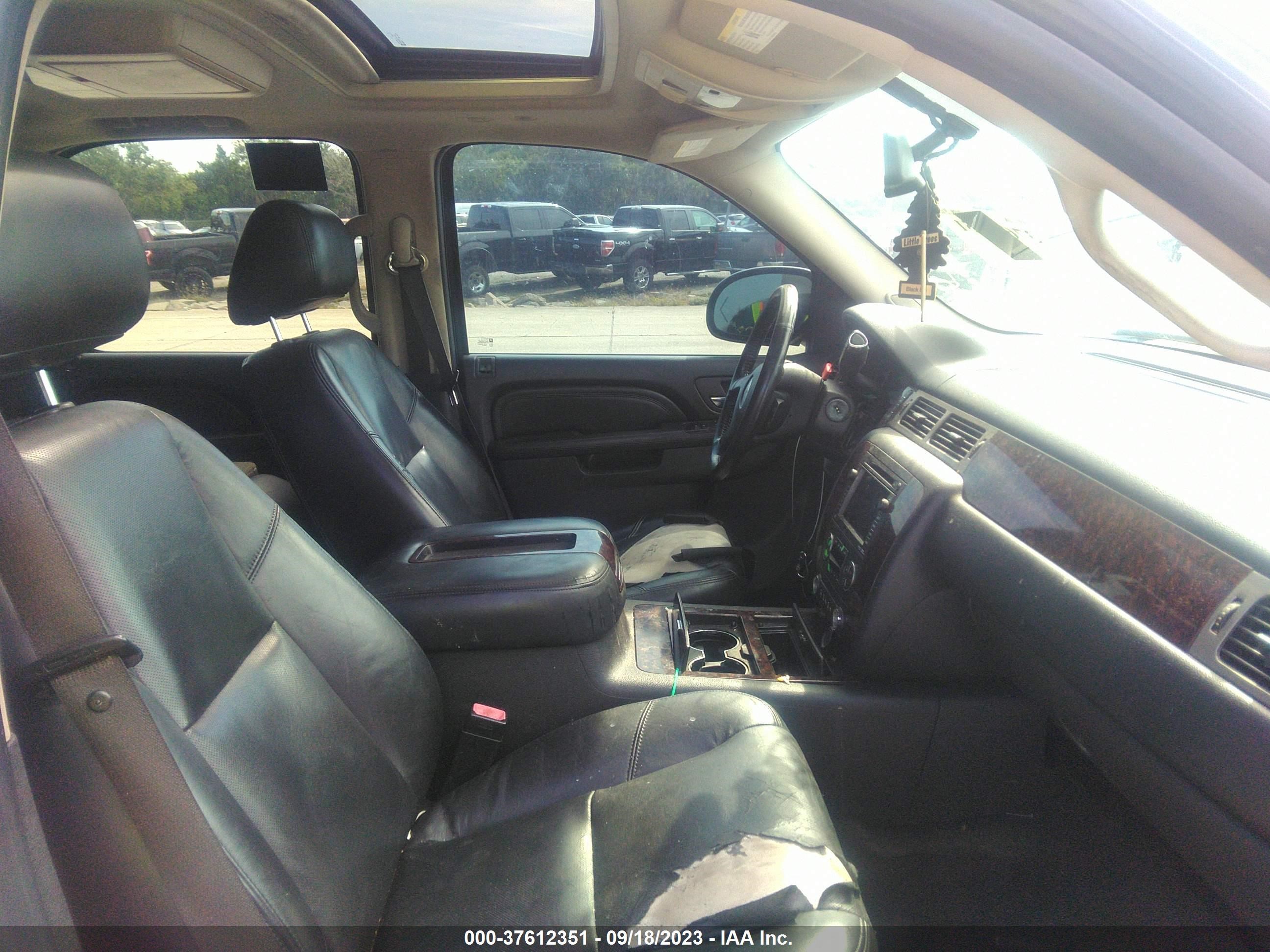 Photo 4 VIN: 1GKUCEEF9AR216255 - GMC YUKON 