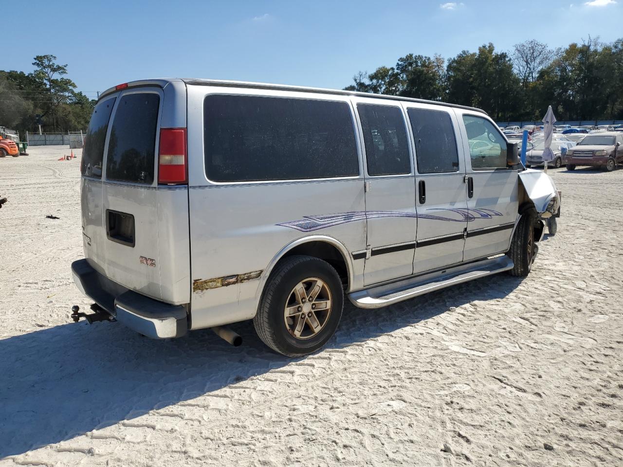 Photo 2 VIN: 1GKUGCD49A1111528 - GMC SAVANA 