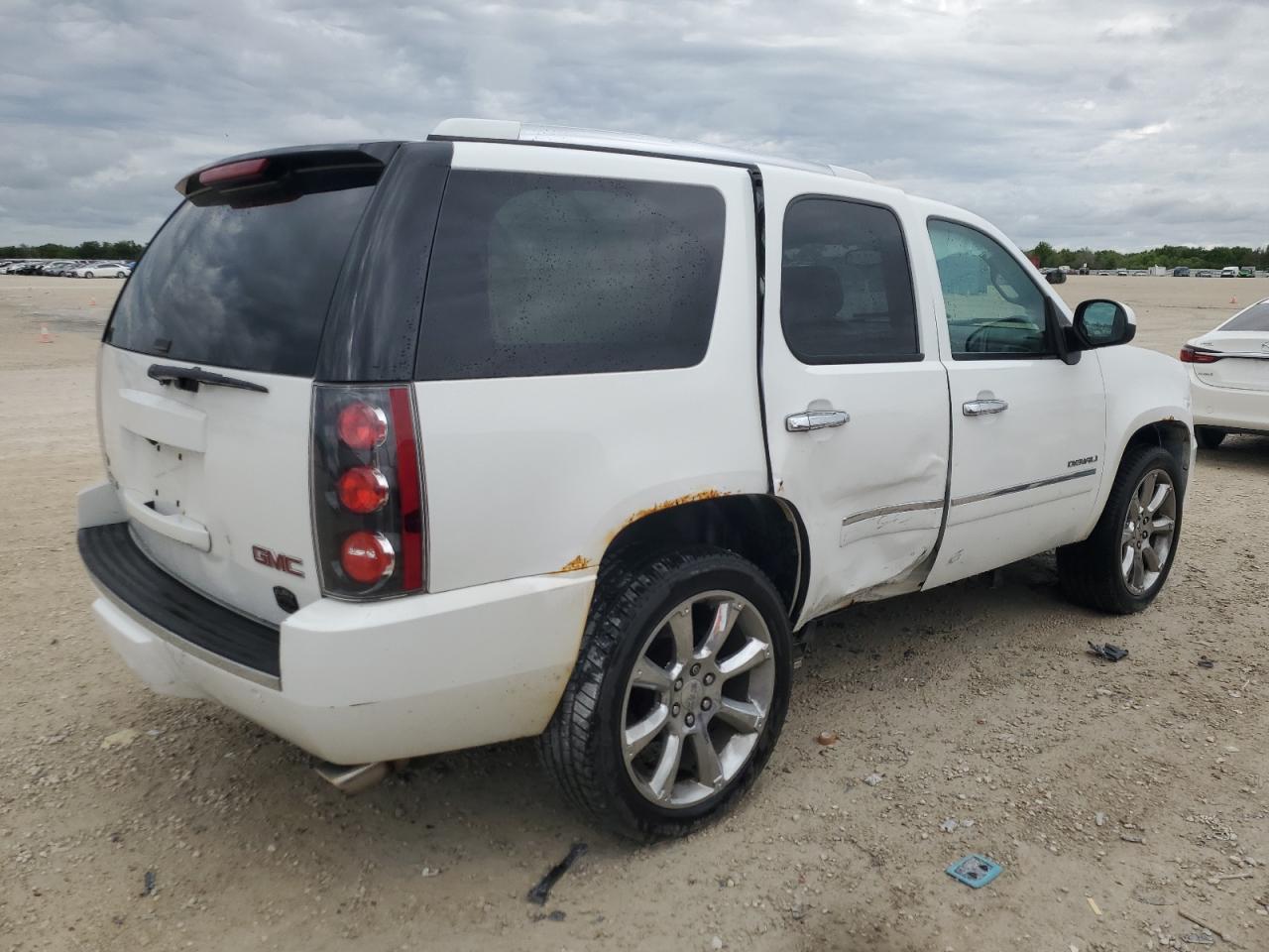 Photo 2 VIN: 1GKUKEEF4AR184155 - GMC YUKON 