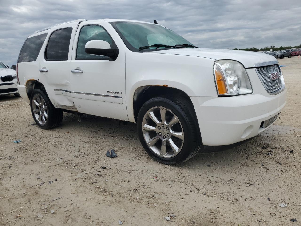 Photo 3 VIN: 1GKUKEEF4AR184155 - GMC YUKON 