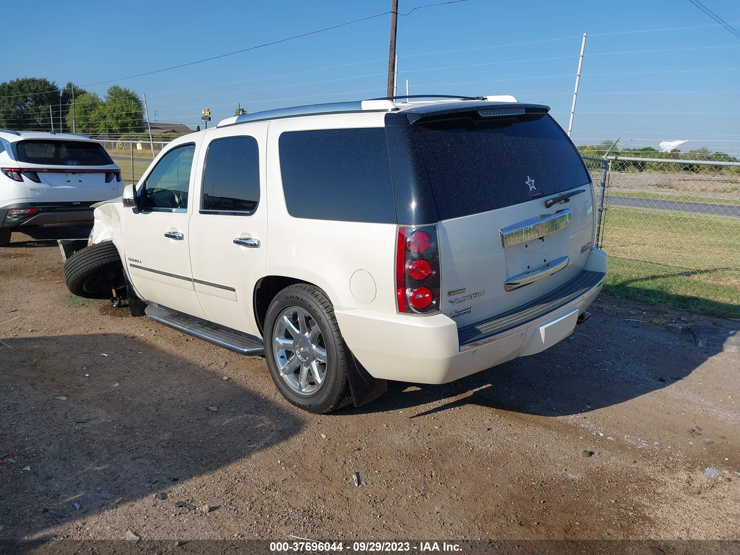 Photo 2 VIN: 1GKUKEEF7AR284234 - GMC YUKON 