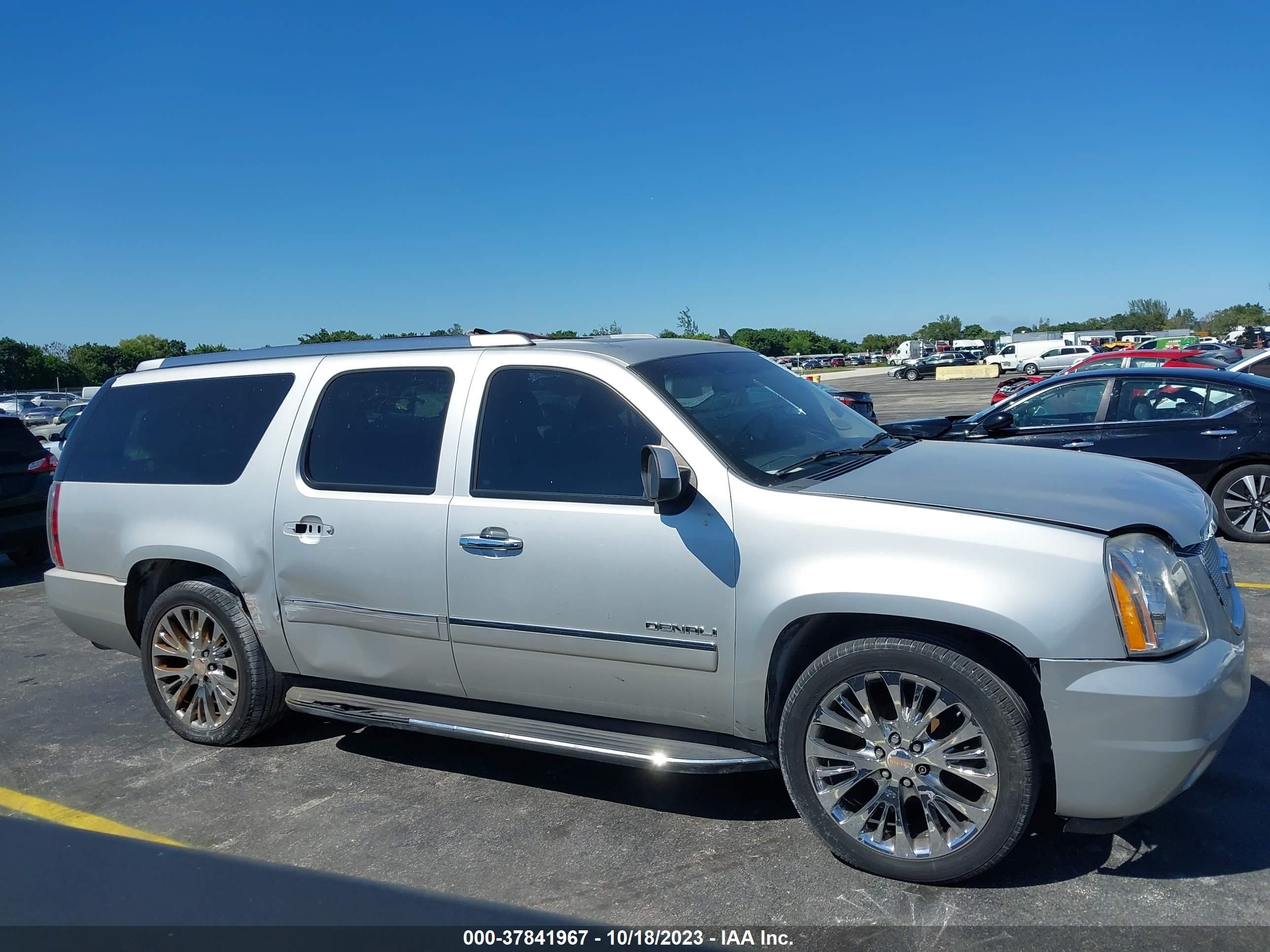 Photo 12 VIN: 1GKUKMEF3AR190068 - GMC YUKON 