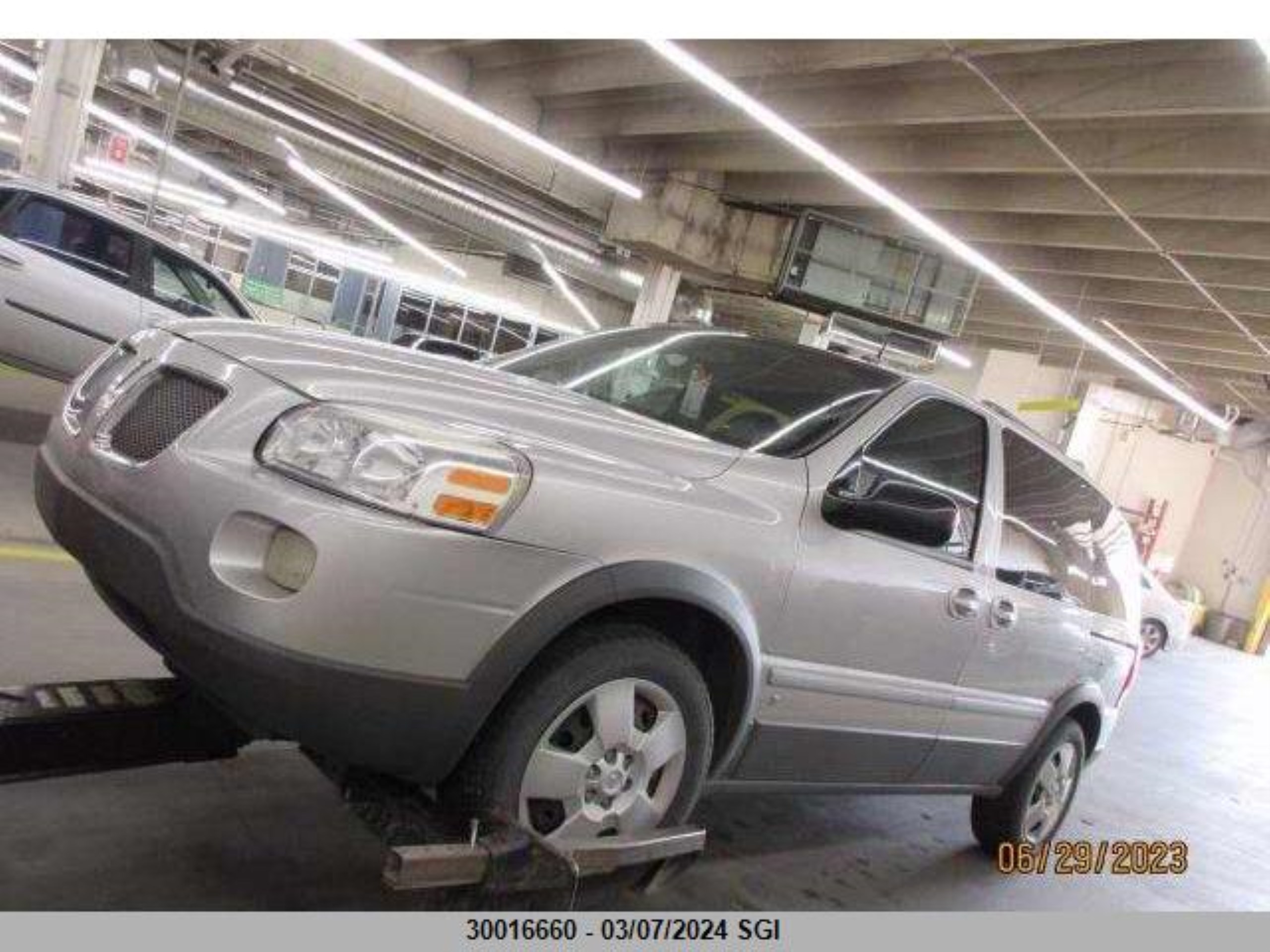 Photo 1 VIN: 1GMDU03W58D159361 - PONTIAC MONTANA 