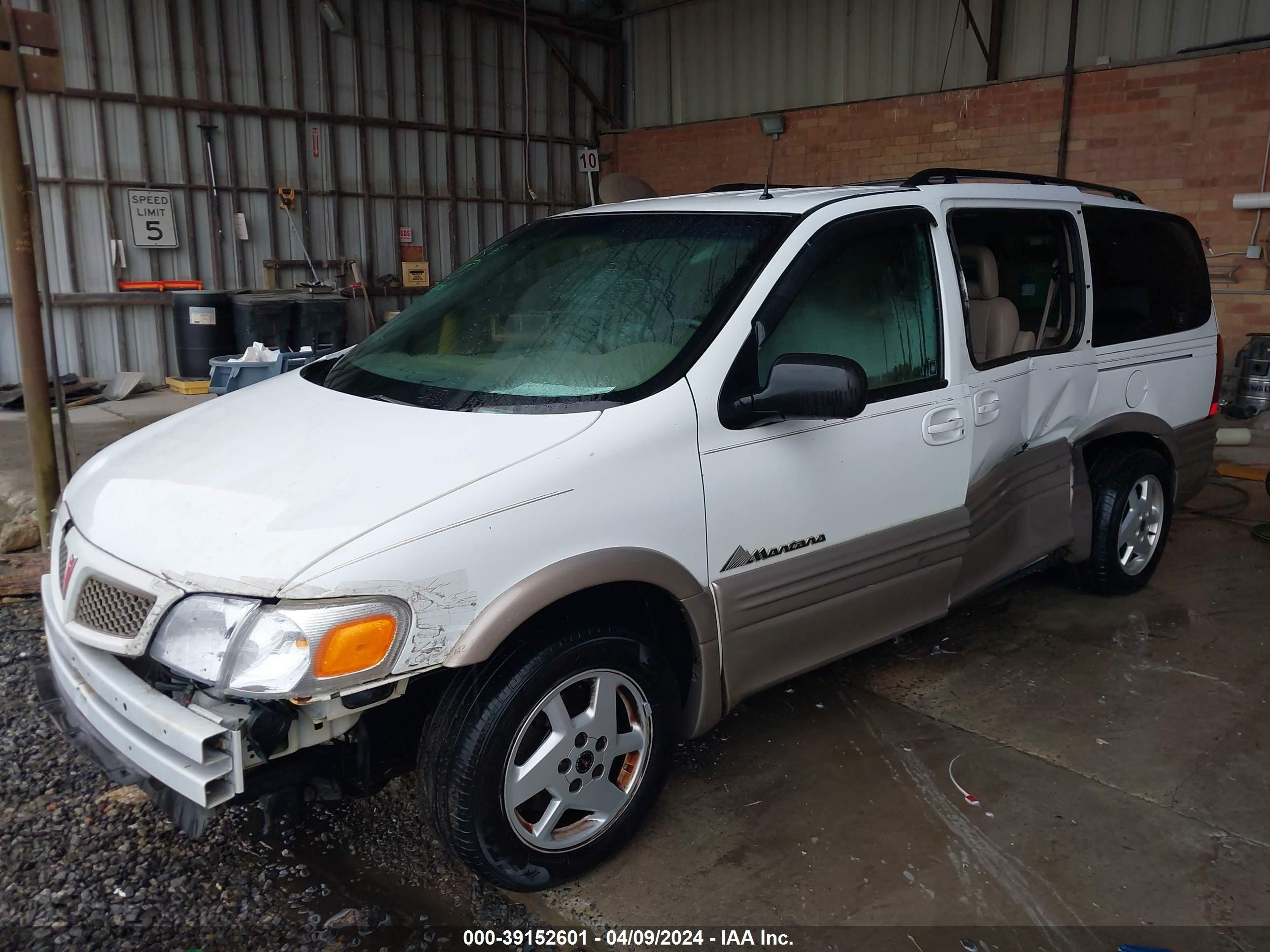 Photo 1 VIN: 1GMDV03E82D181527 - PONTIAC MONTANA 