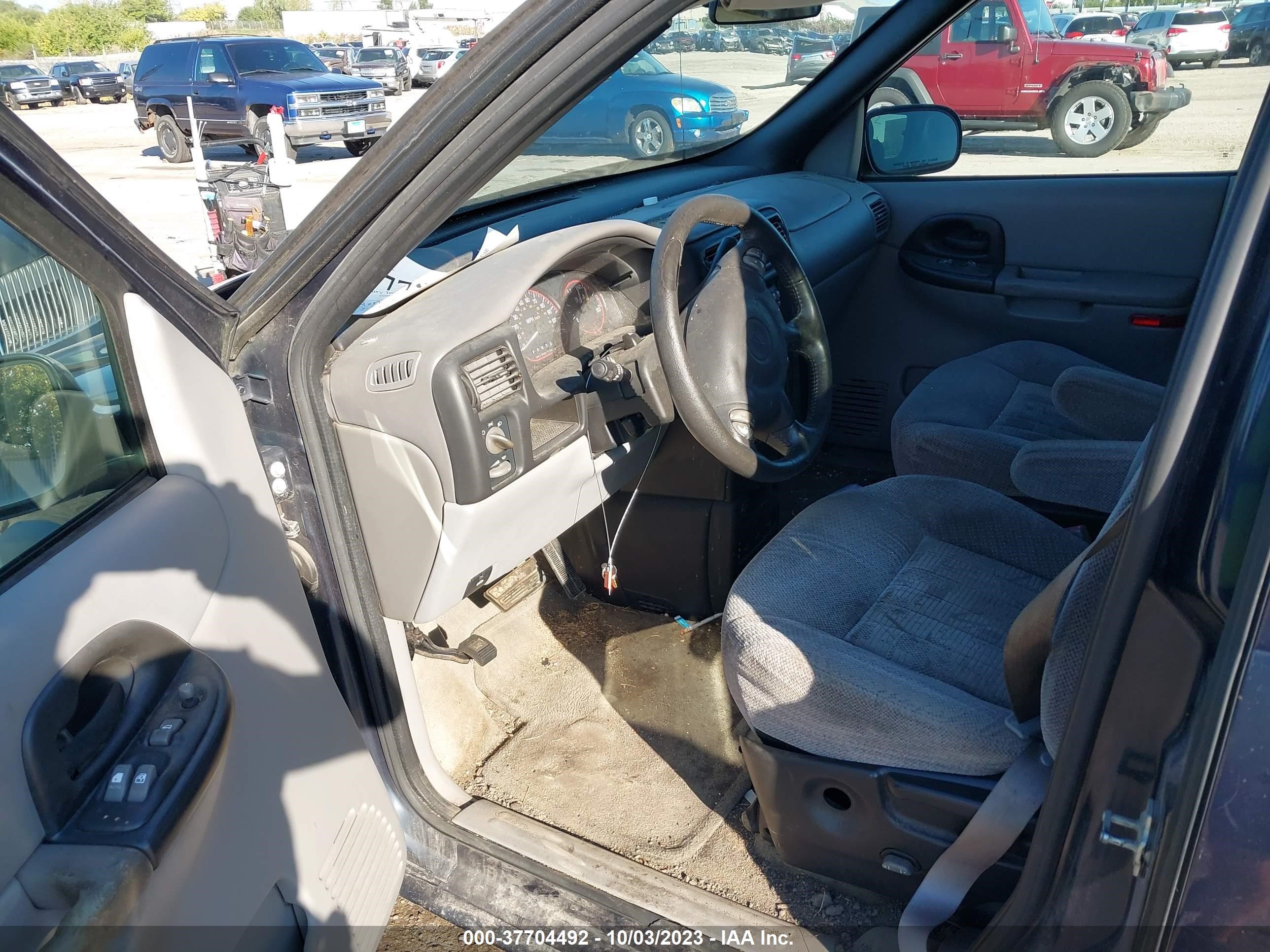 Photo 4 VIN: 1GMDV33EX5D104812 - PONTIAC MONTANA 