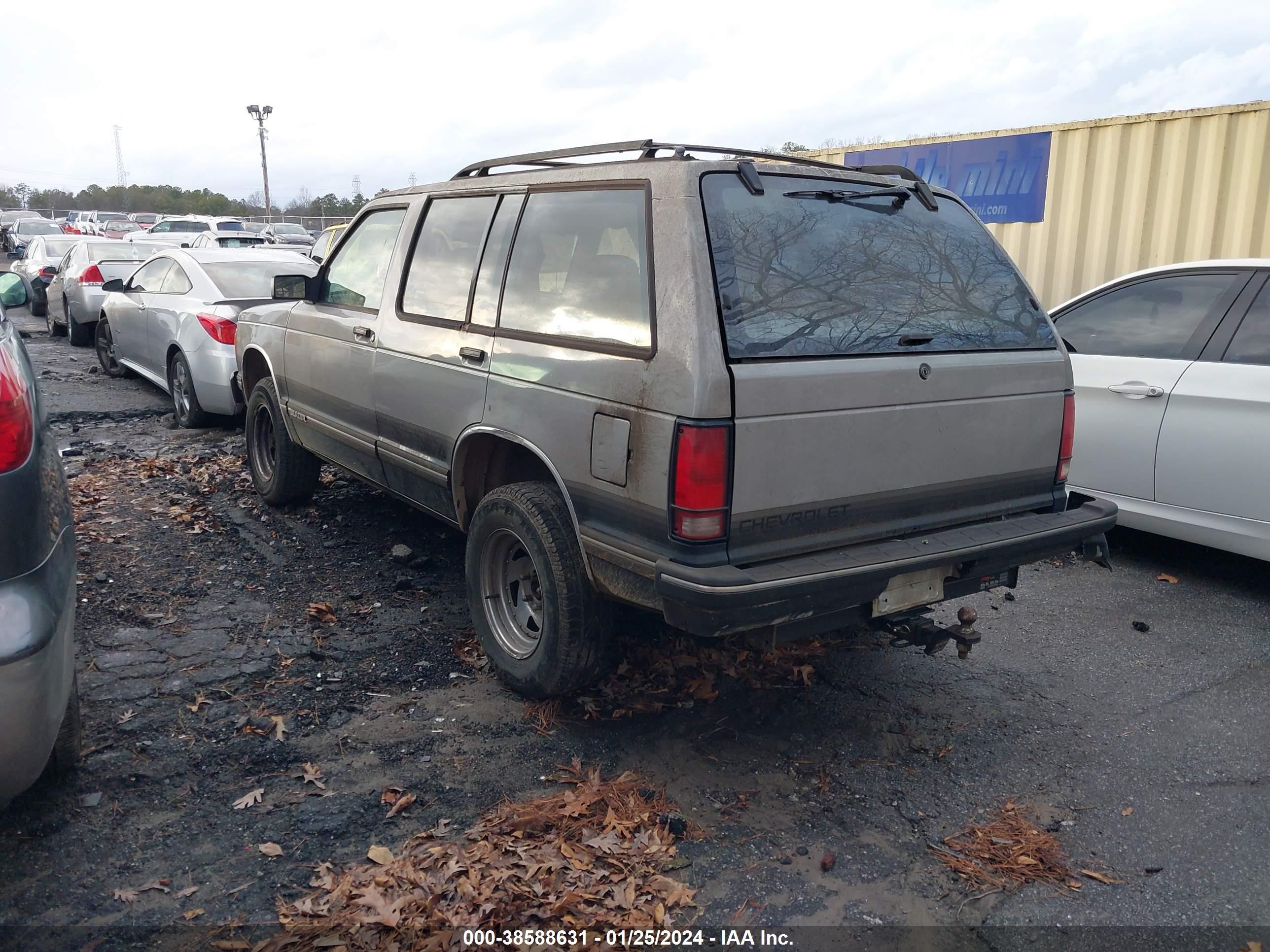 Photo 2 VIN: 1GNCS13W0P2107830 - CHEVROLET BLAZER 