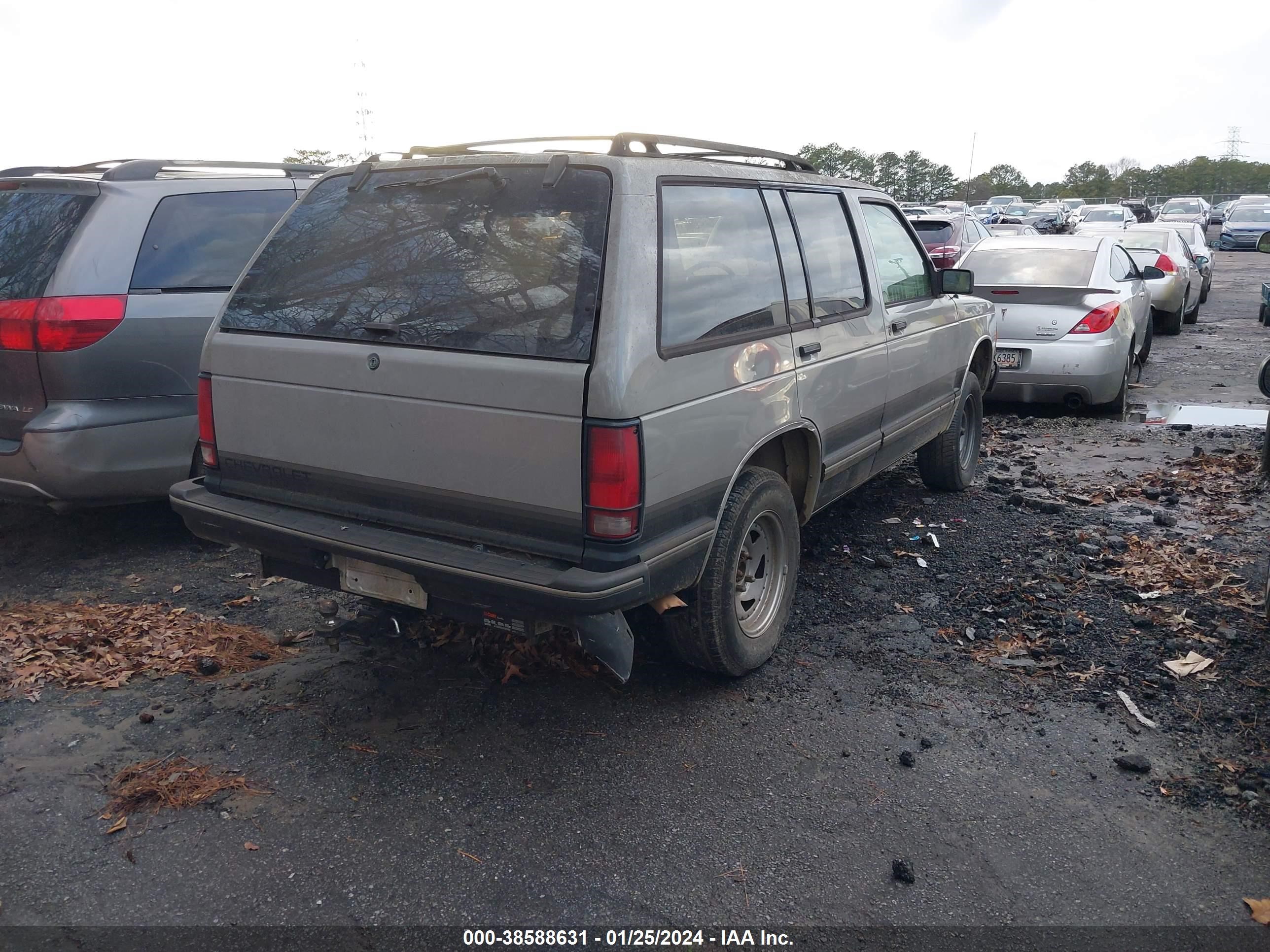 Photo 3 VIN: 1GNCS13W0P2107830 - CHEVROLET BLAZER 