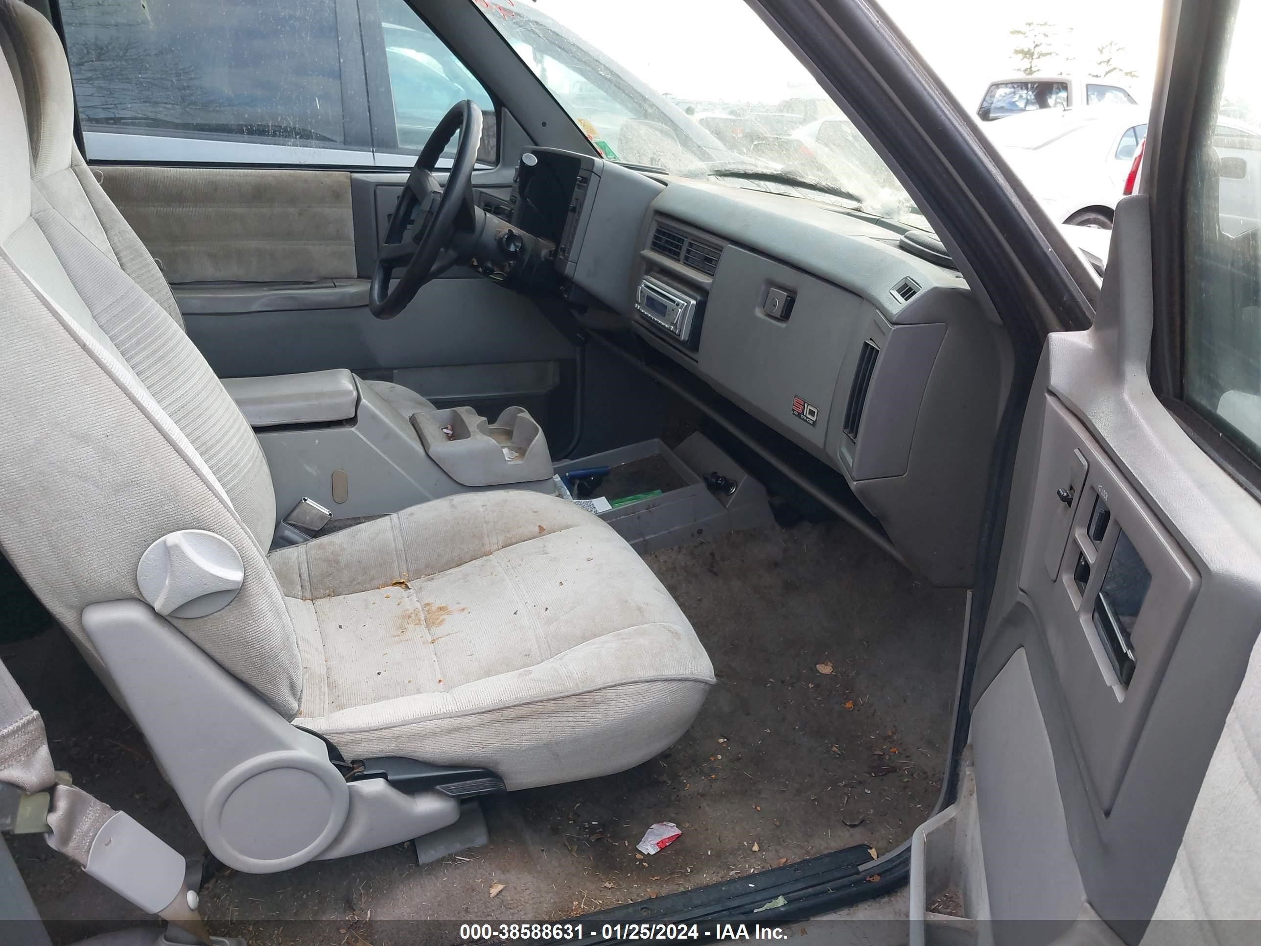 Photo 4 VIN: 1GNCS13W0P2107830 - CHEVROLET BLAZER 