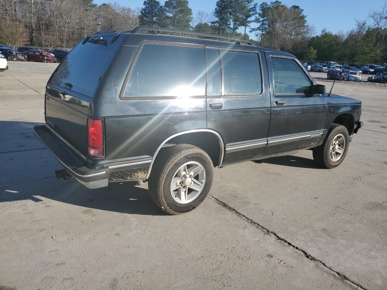 Photo 2 VIN: 1GNCS13W0R0174782 - CHEVROLET BLAZER 