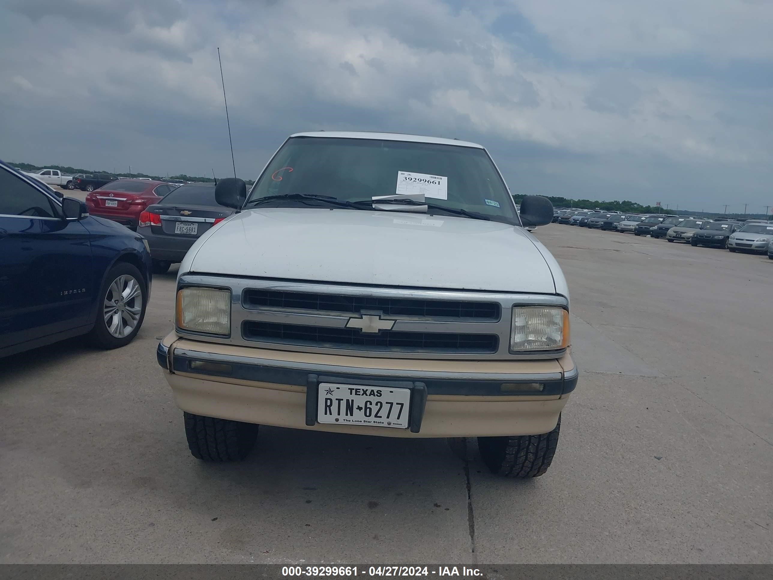 Photo 1 VIN: 1GNCS13W0S2190927 - CHEVROLET BLAZER 