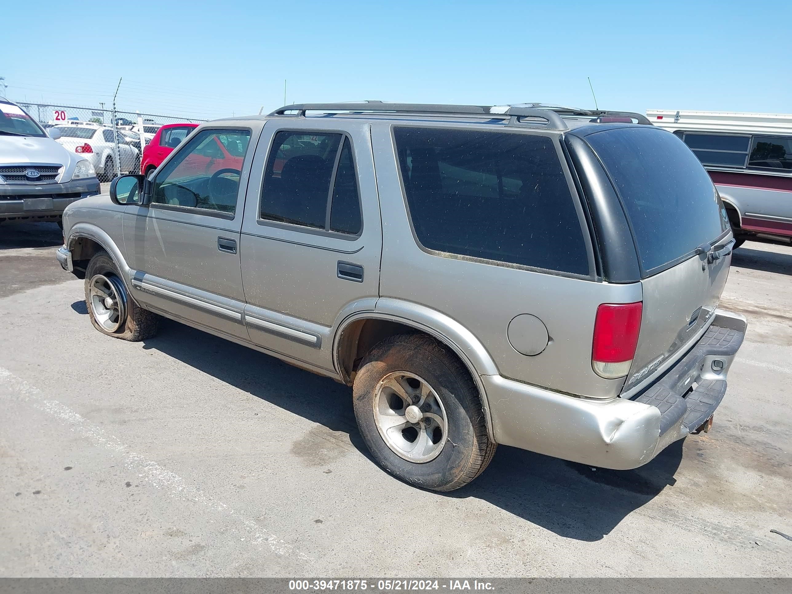 Photo 2 VIN: 1GNCS13W112135305 - CHEVROLET BLAZER 