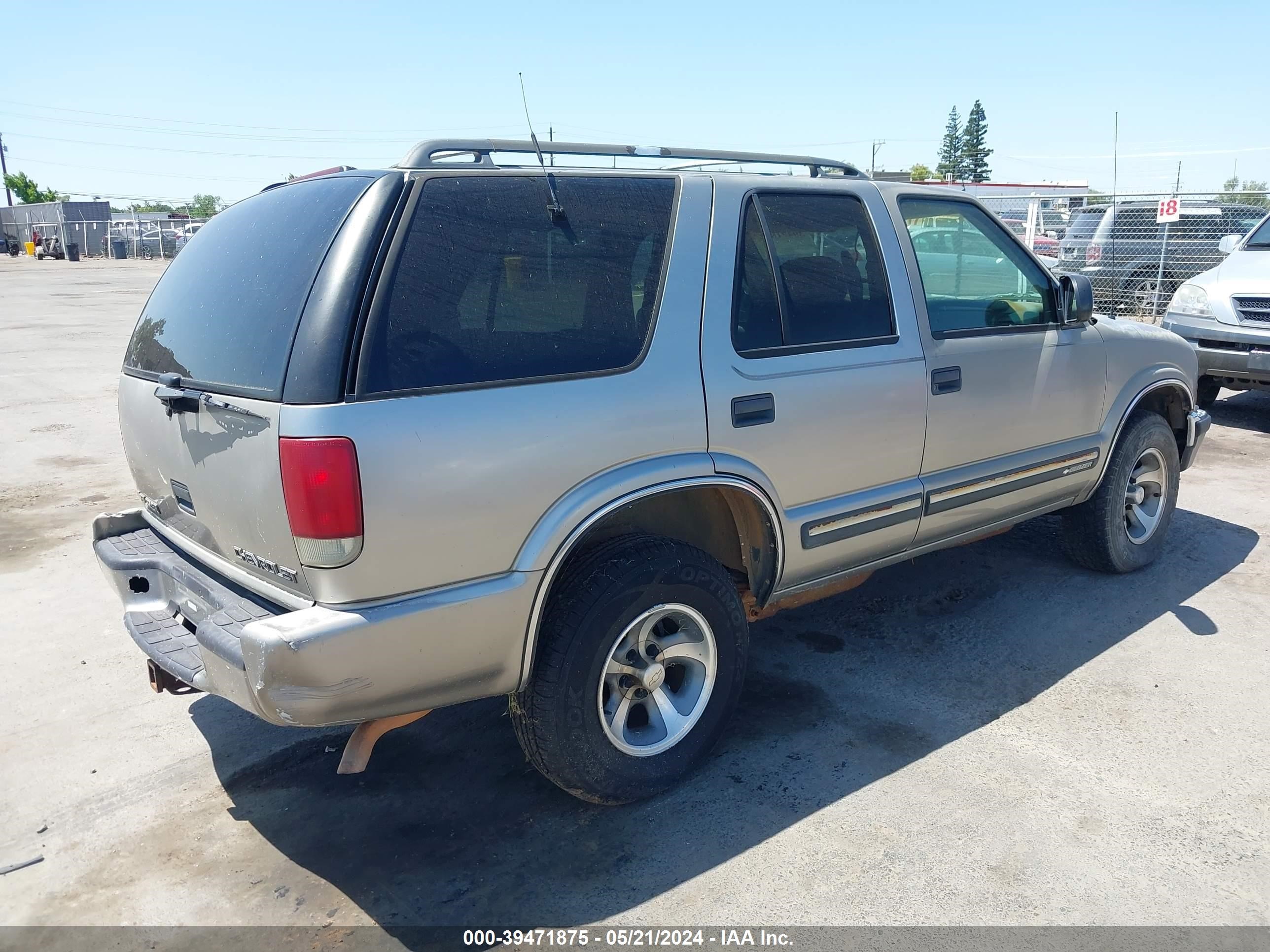 Photo 3 VIN: 1GNCS13W112135305 - CHEVROLET BLAZER 