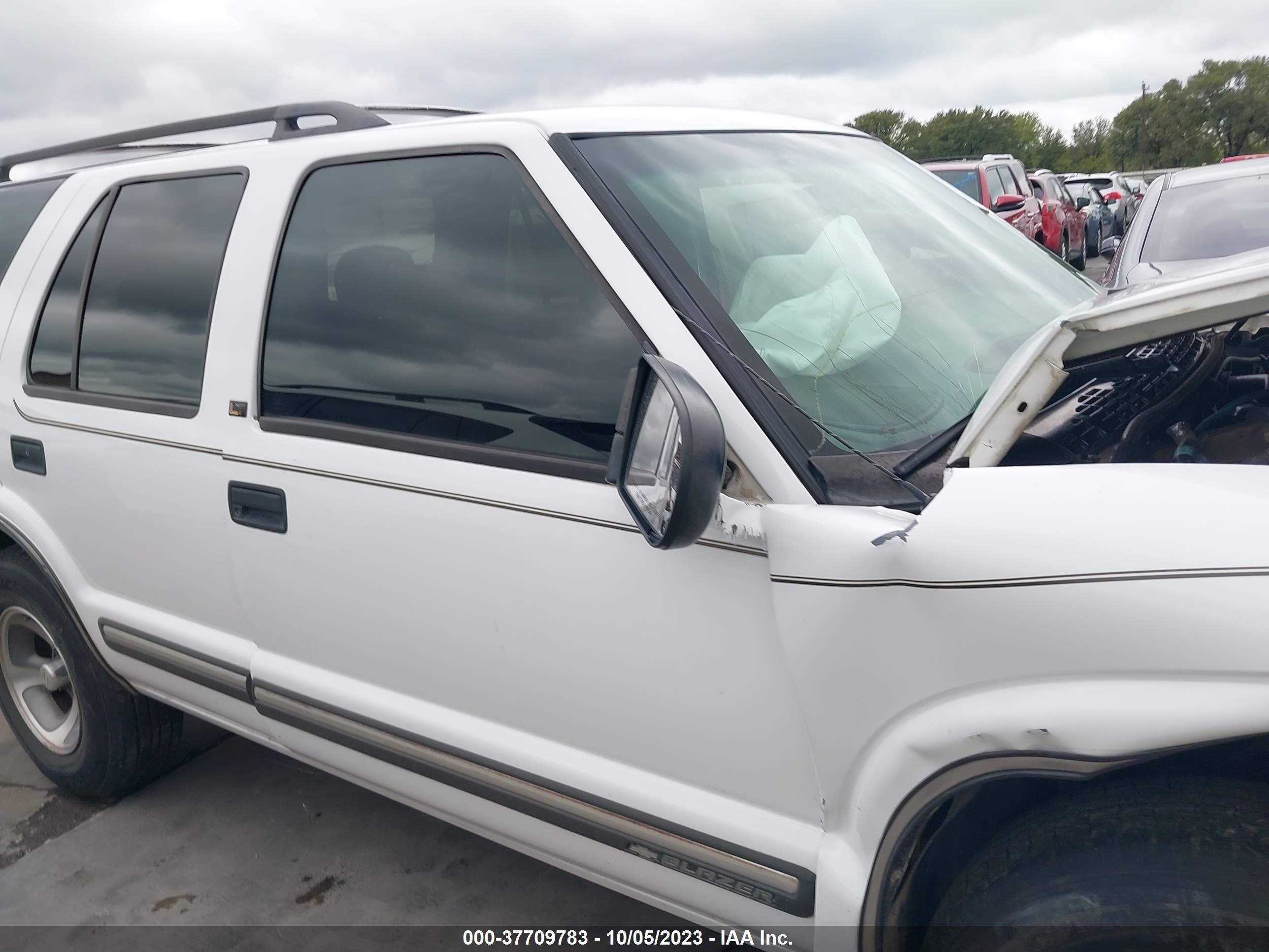 Photo 12 VIN: 1GNCS13W2Y2199766 - CHEVROLET BLAZER 