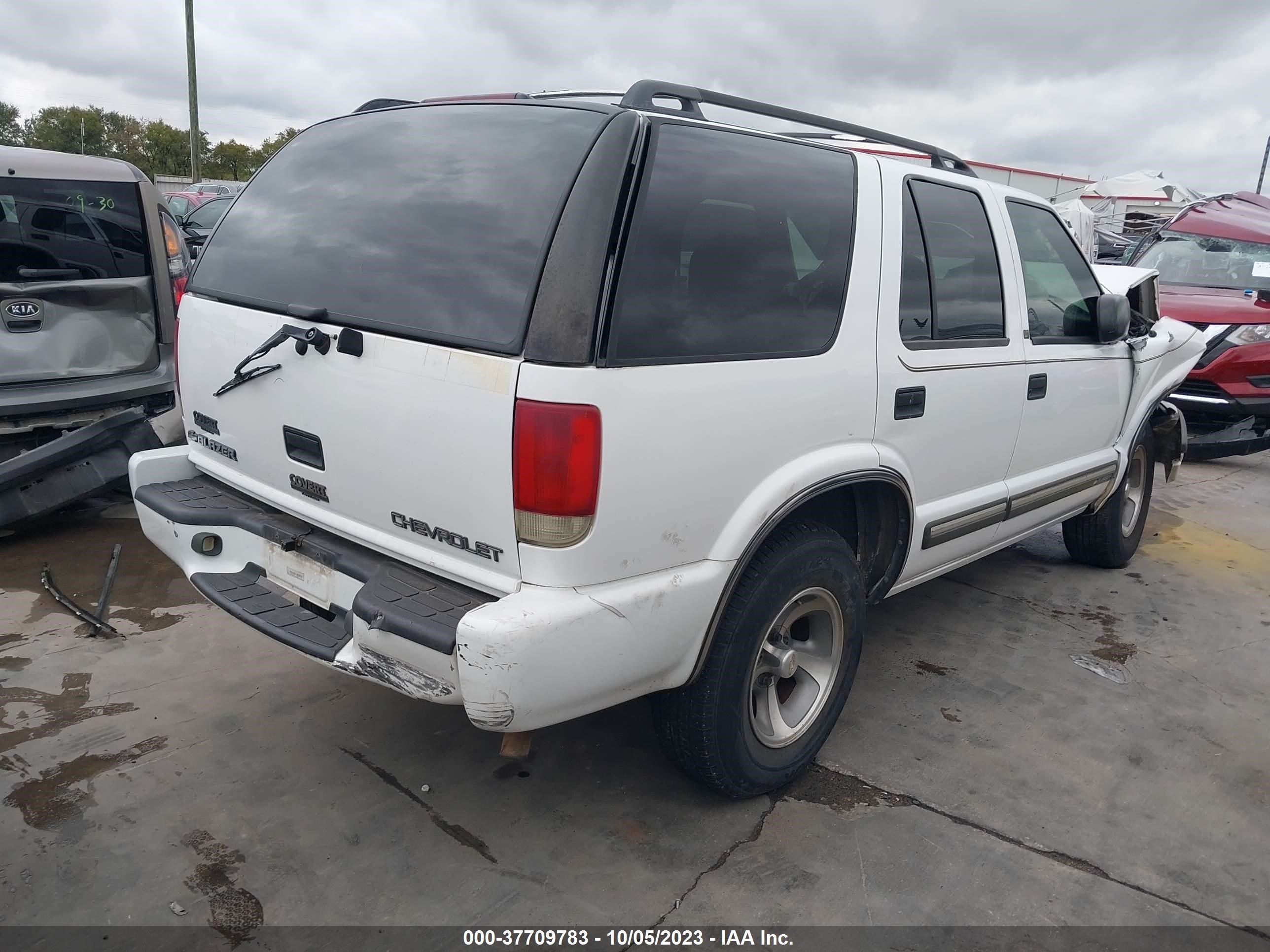 Photo 3 VIN: 1GNCS13W2Y2199766 - CHEVROLET BLAZER 