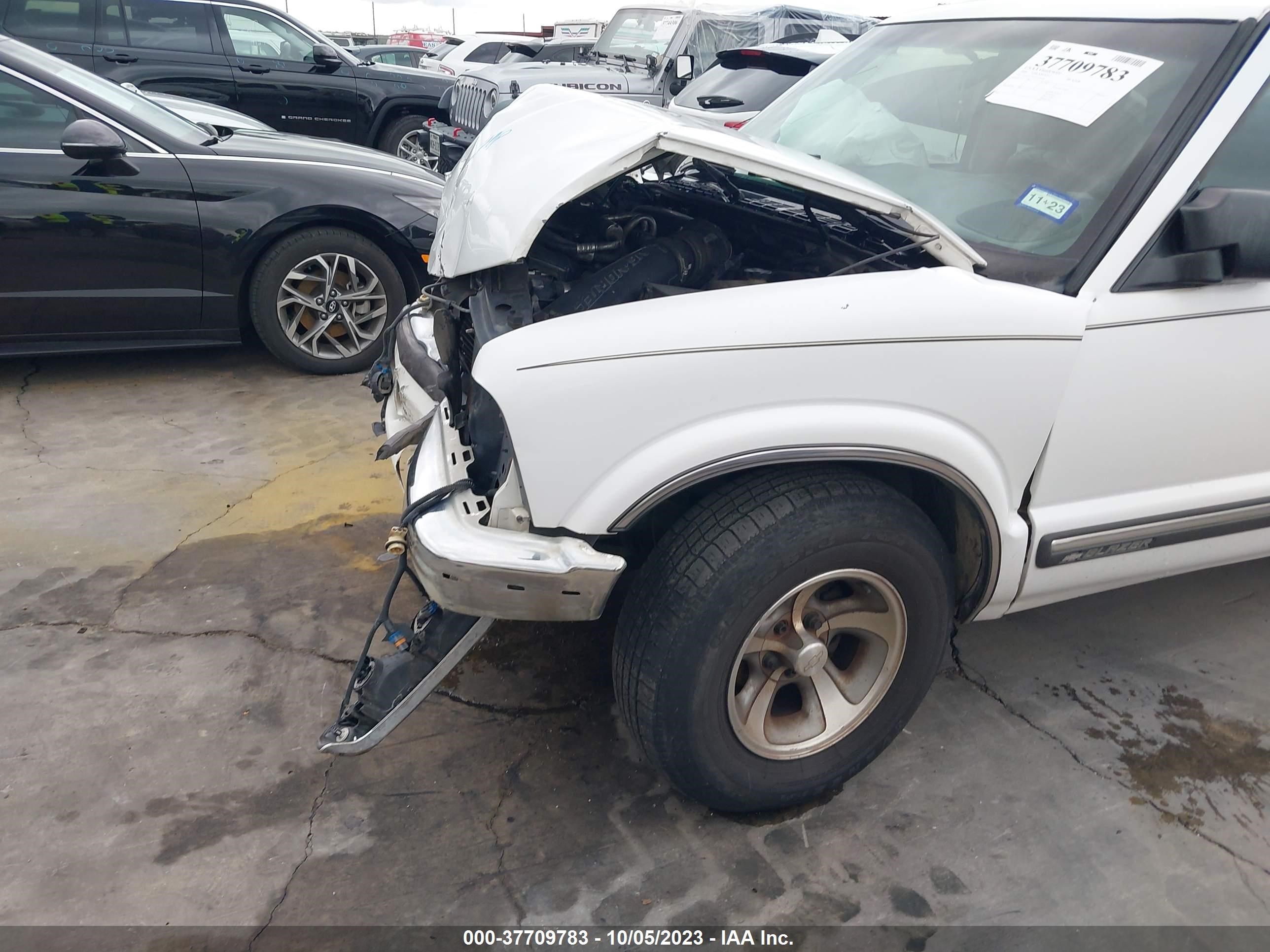 Photo 5 VIN: 1GNCS13W2Y2199766 - CHEVROLET BLAZER 