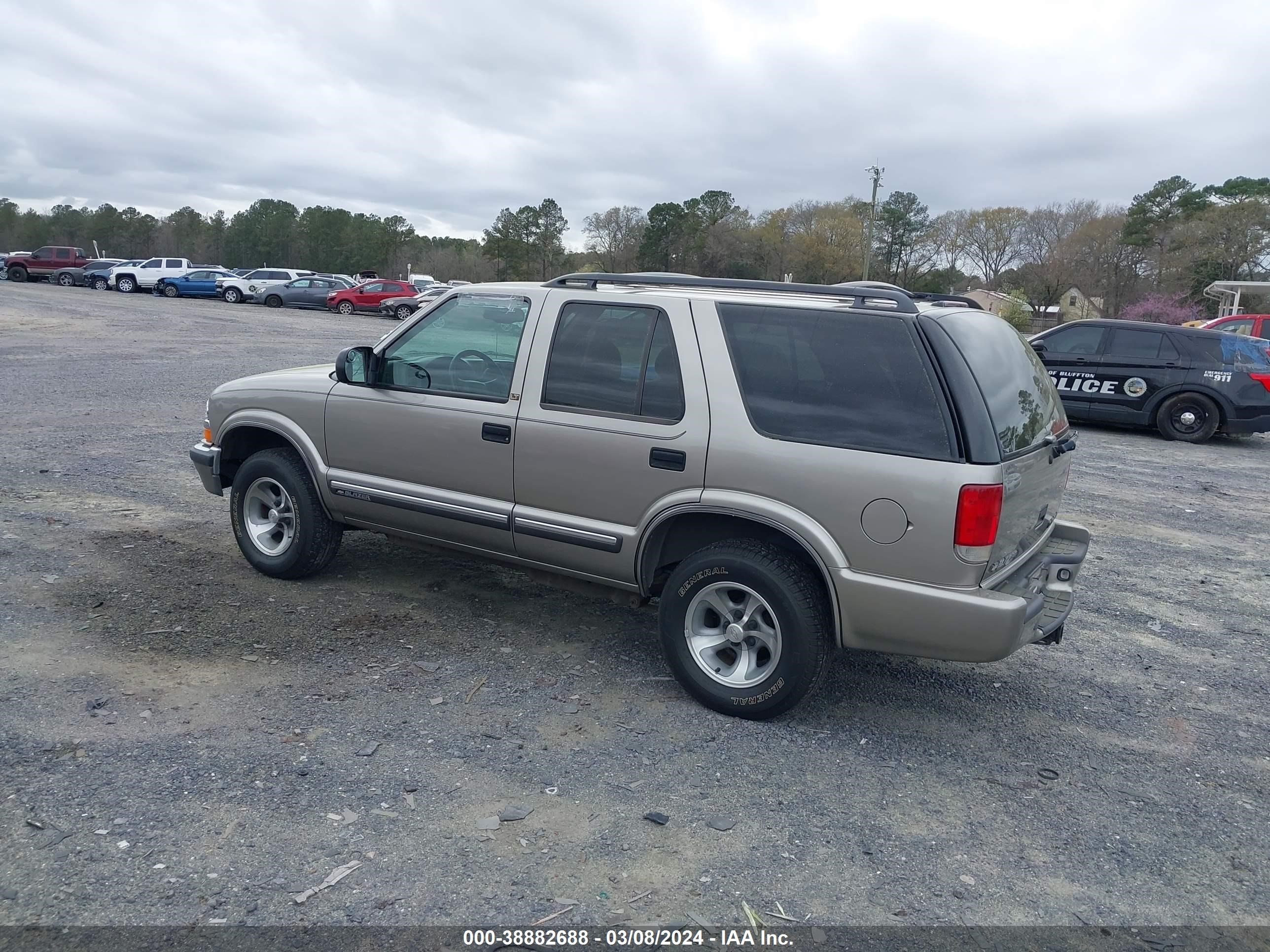 Photo 2 VIN: 1GNCS13W2Y2368880 - CHEVROLET BLAZER 