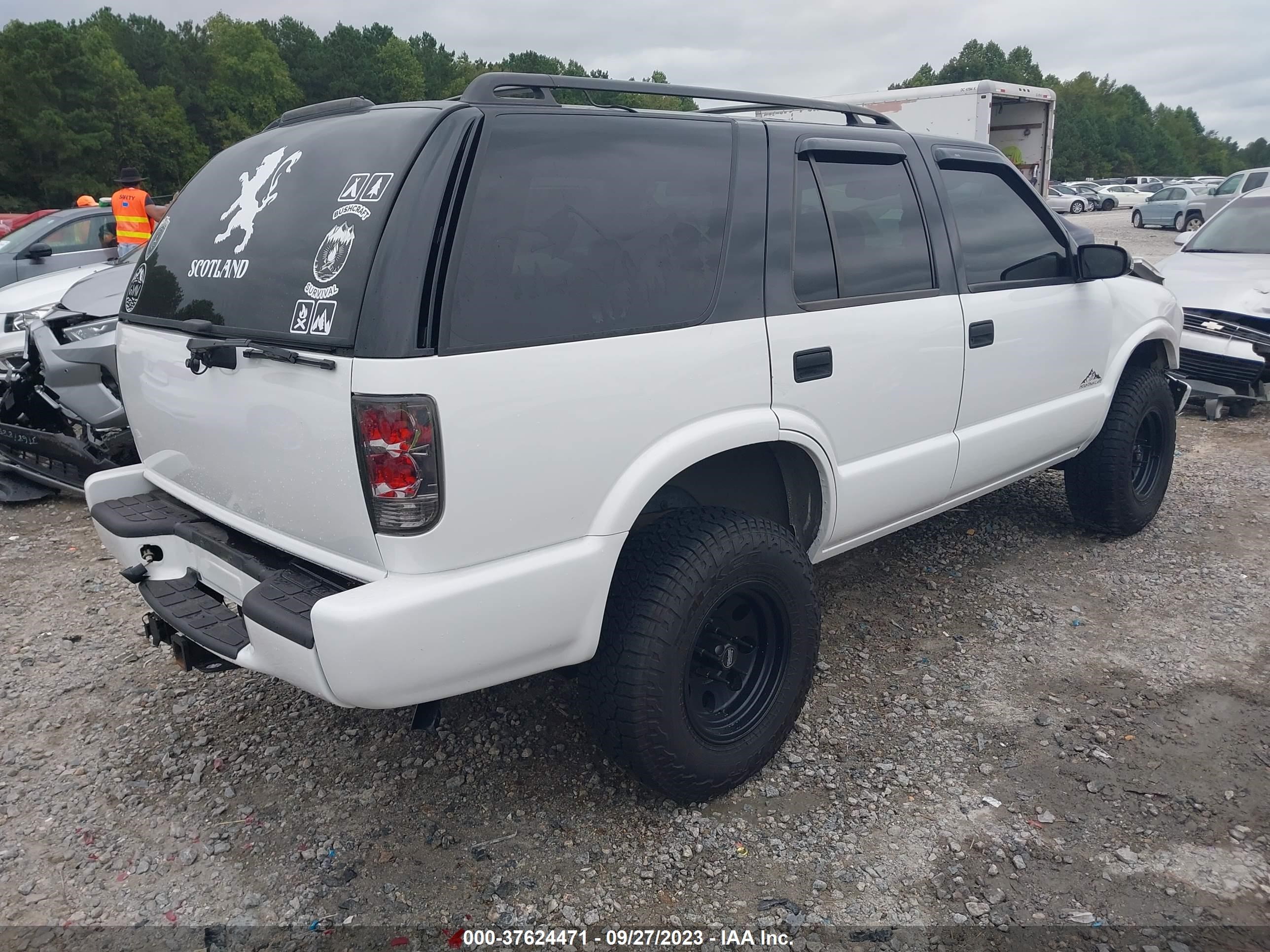 Photo 3 VIN: 1GNCS13W3W2170774 - CHEVROLET BLAZER 