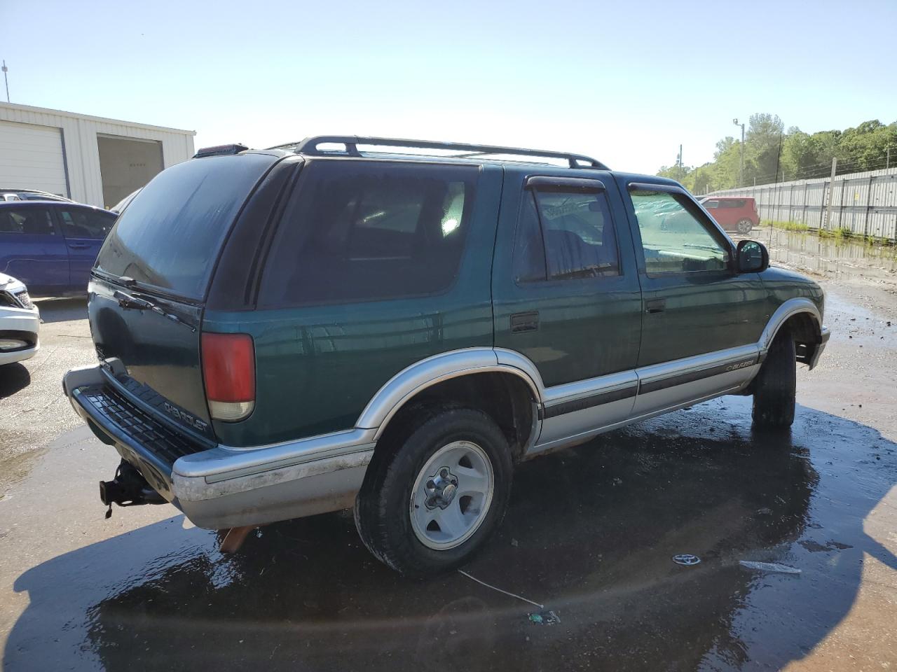 Photo 2 VIN: 1GNCS13W4V2120559 - CHEVROLET BLAZER 