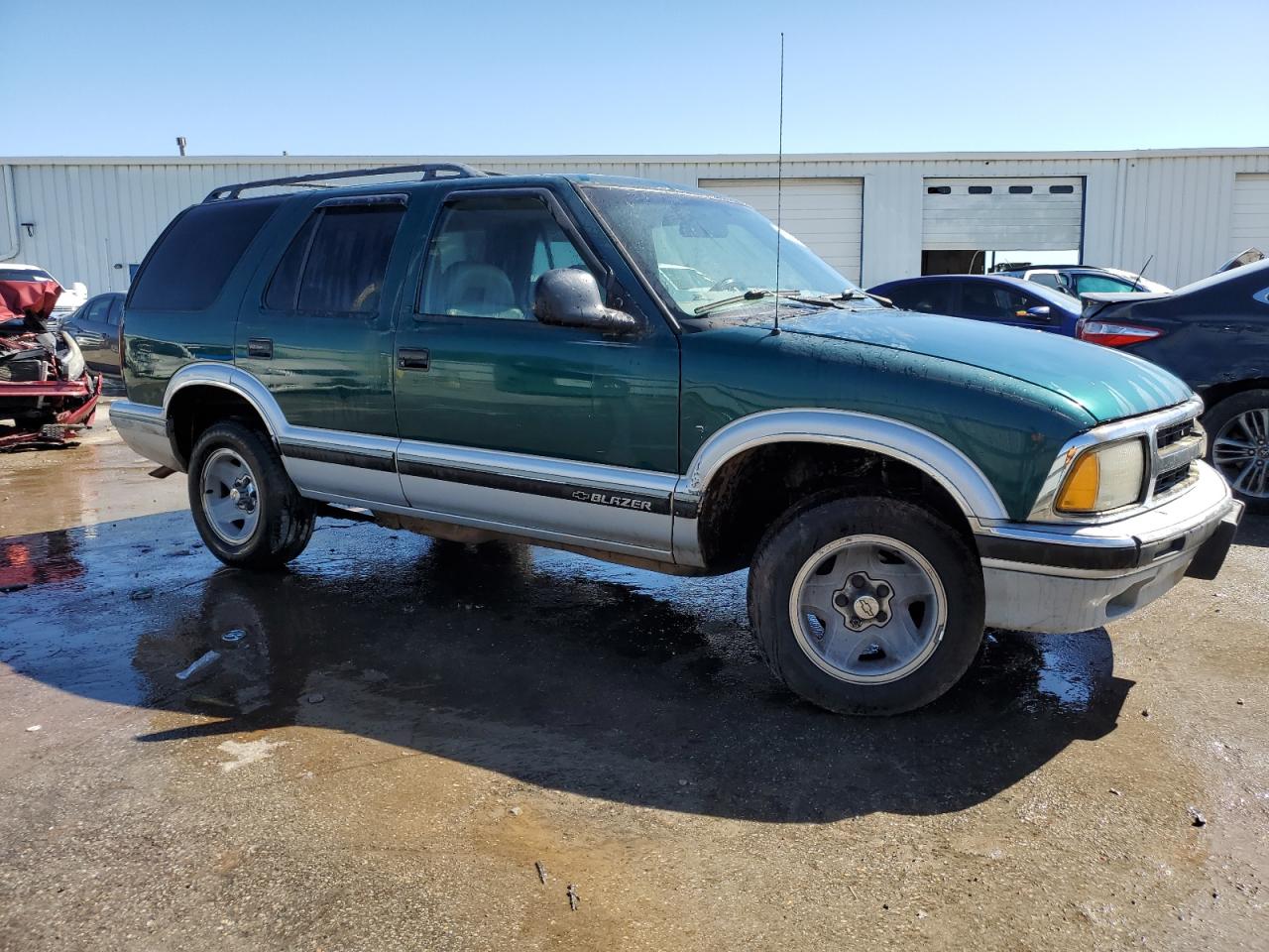 Photo 3 VIN: 1GNCS13W4V2120559 - CHEVROLET BLAZER 