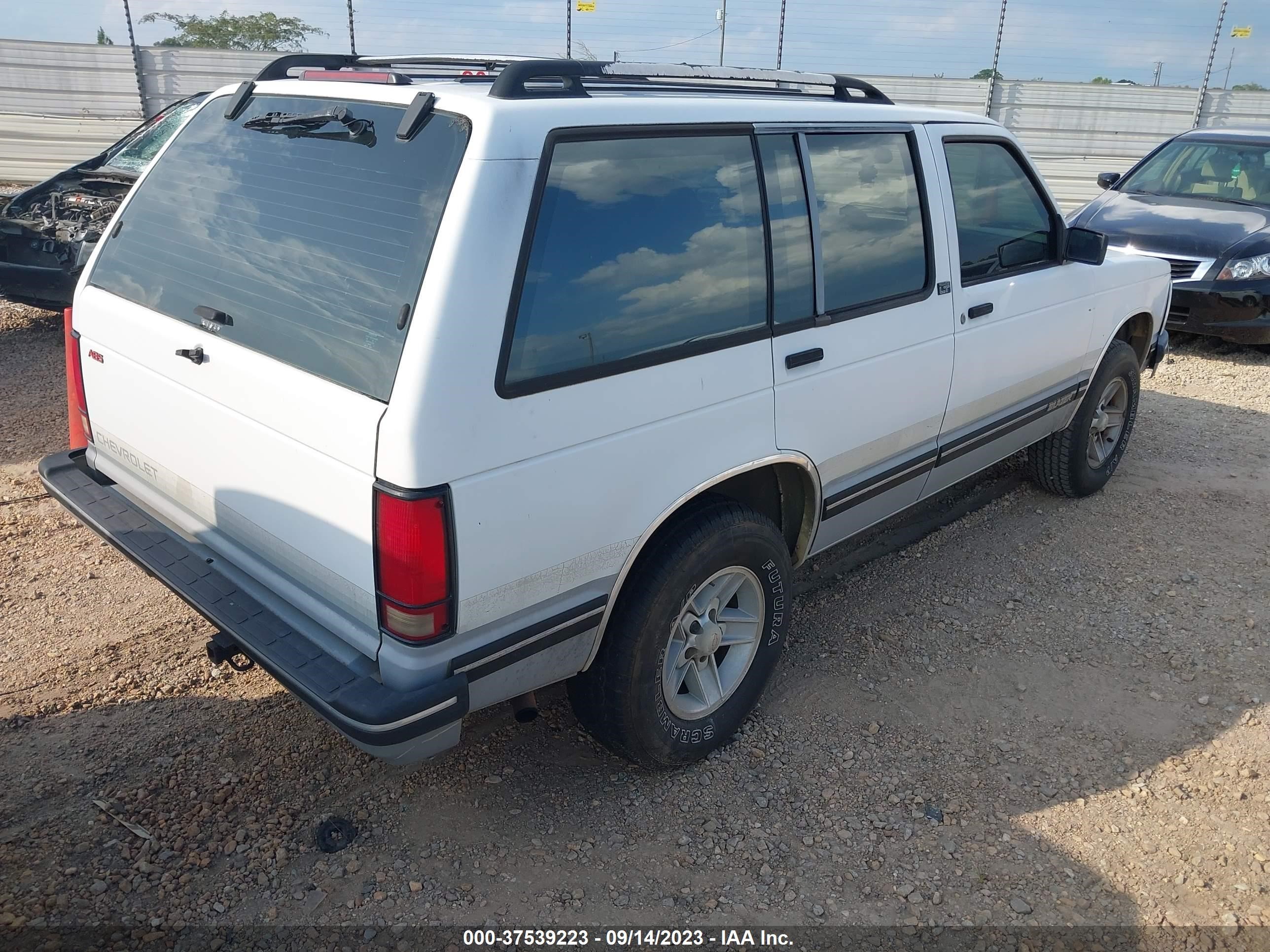 Photo 3 VIN: 1GNCS13W5R2149798 - CHEVROLET BLAZER 