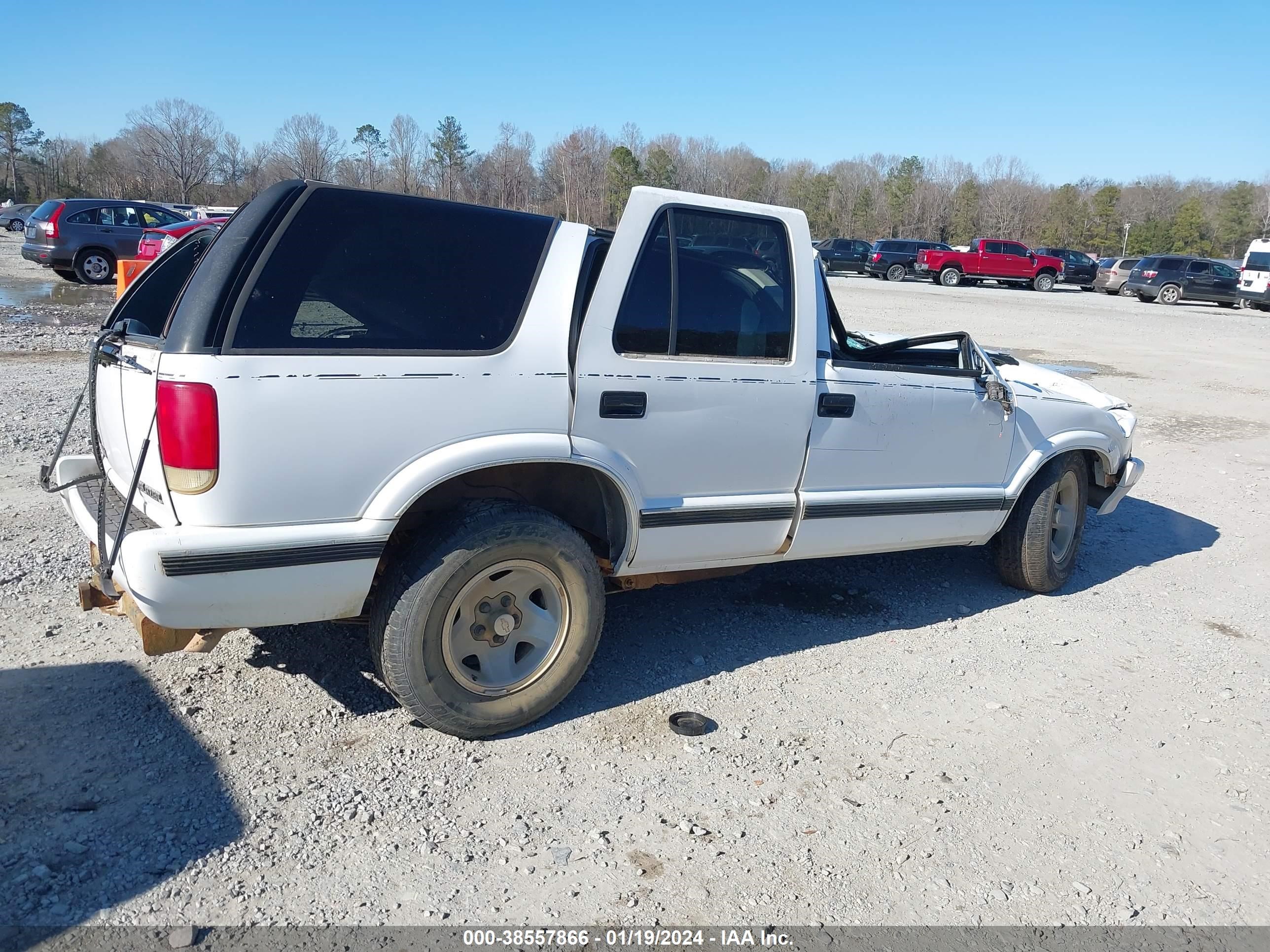 Photo 3 VIN: 1GNCS13W5SK158507 - CHEVROLET BLAZER 