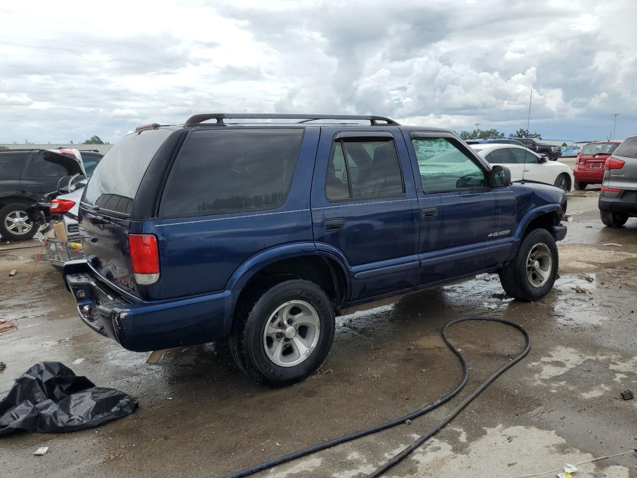 Photo 2 VIN: 1GNCS13W62K120879 - CHEVROLET BLAZER 