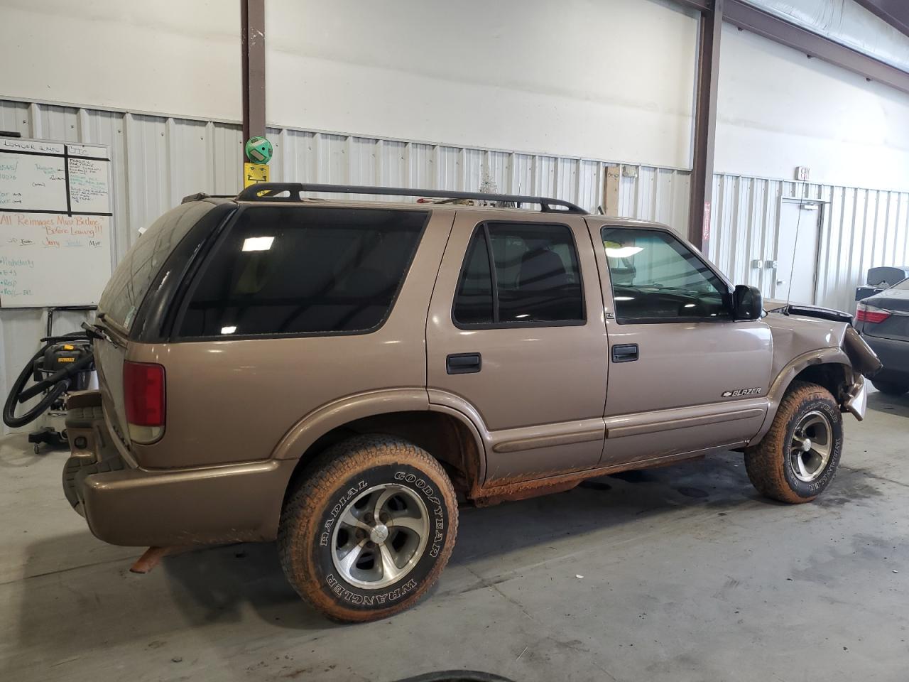 Photo 2 VIN: 1GNCS13W62K210422 - CHEVROLET BLAZER 