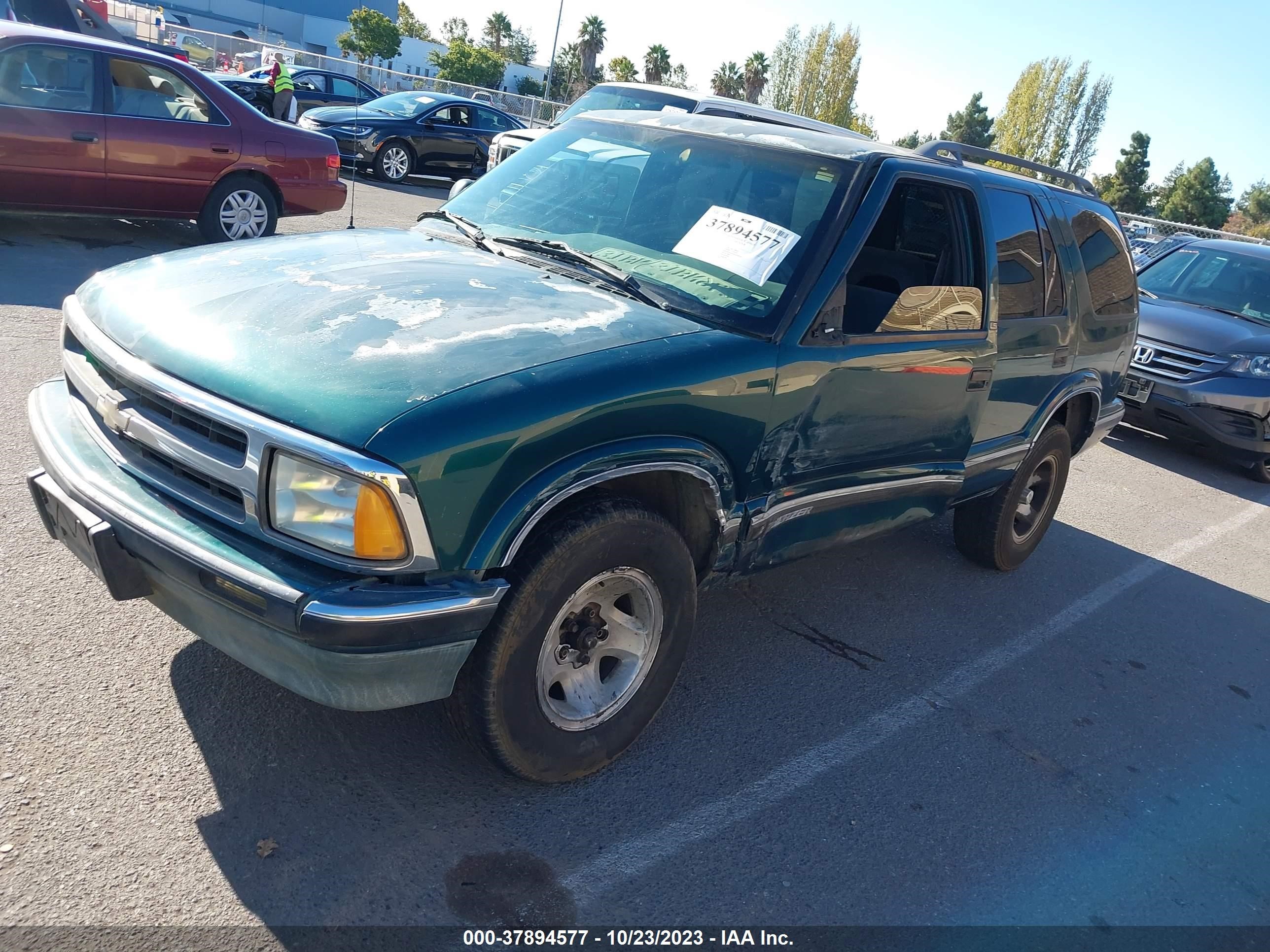 Photo 1 VIN: 1GNCS13W6T2296283 - CHEVROLET BLAZER 