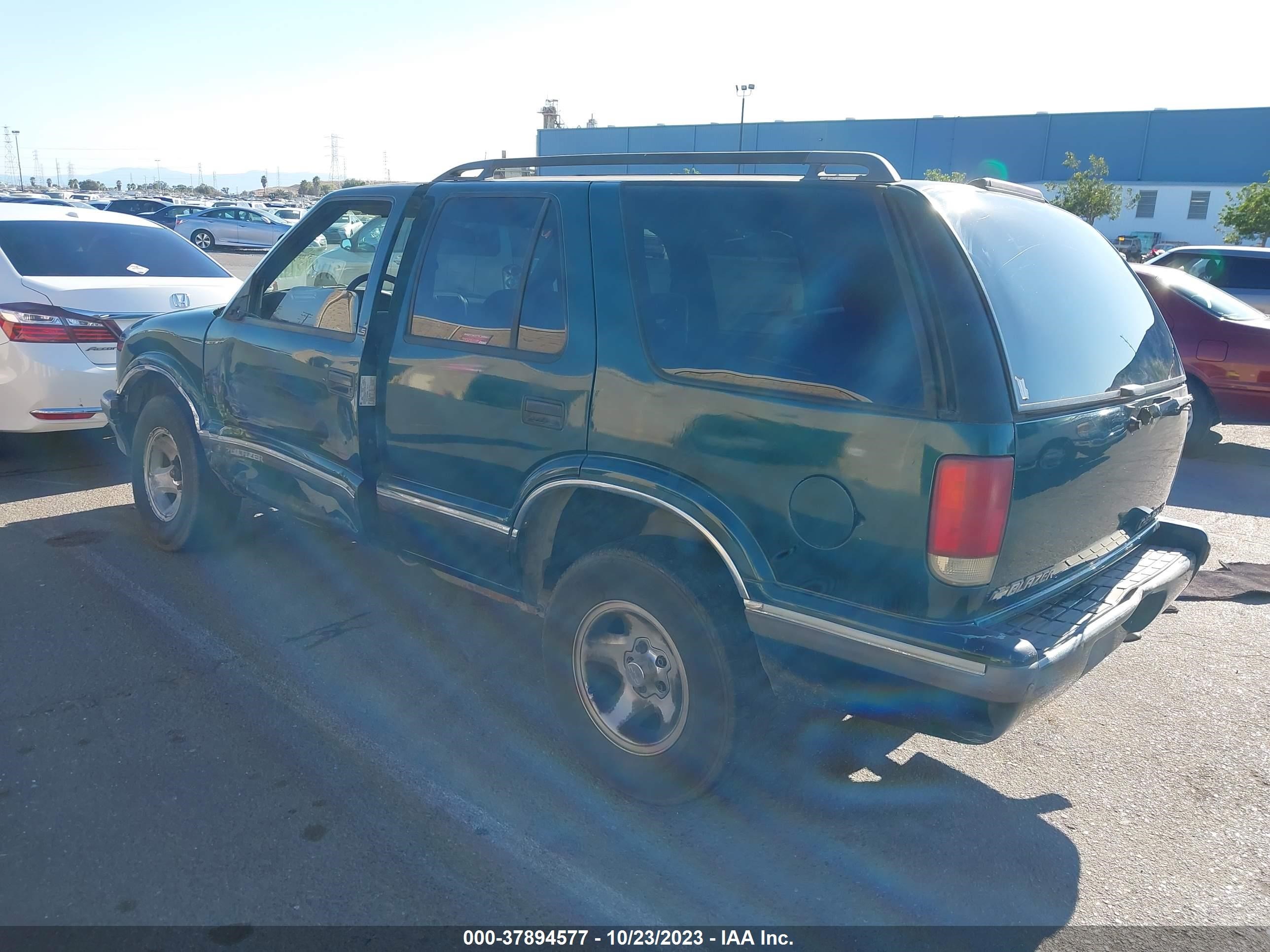 Photo 2 VIN: 1GNCS13W6T2296283 - CHEVROLET BLAZER 