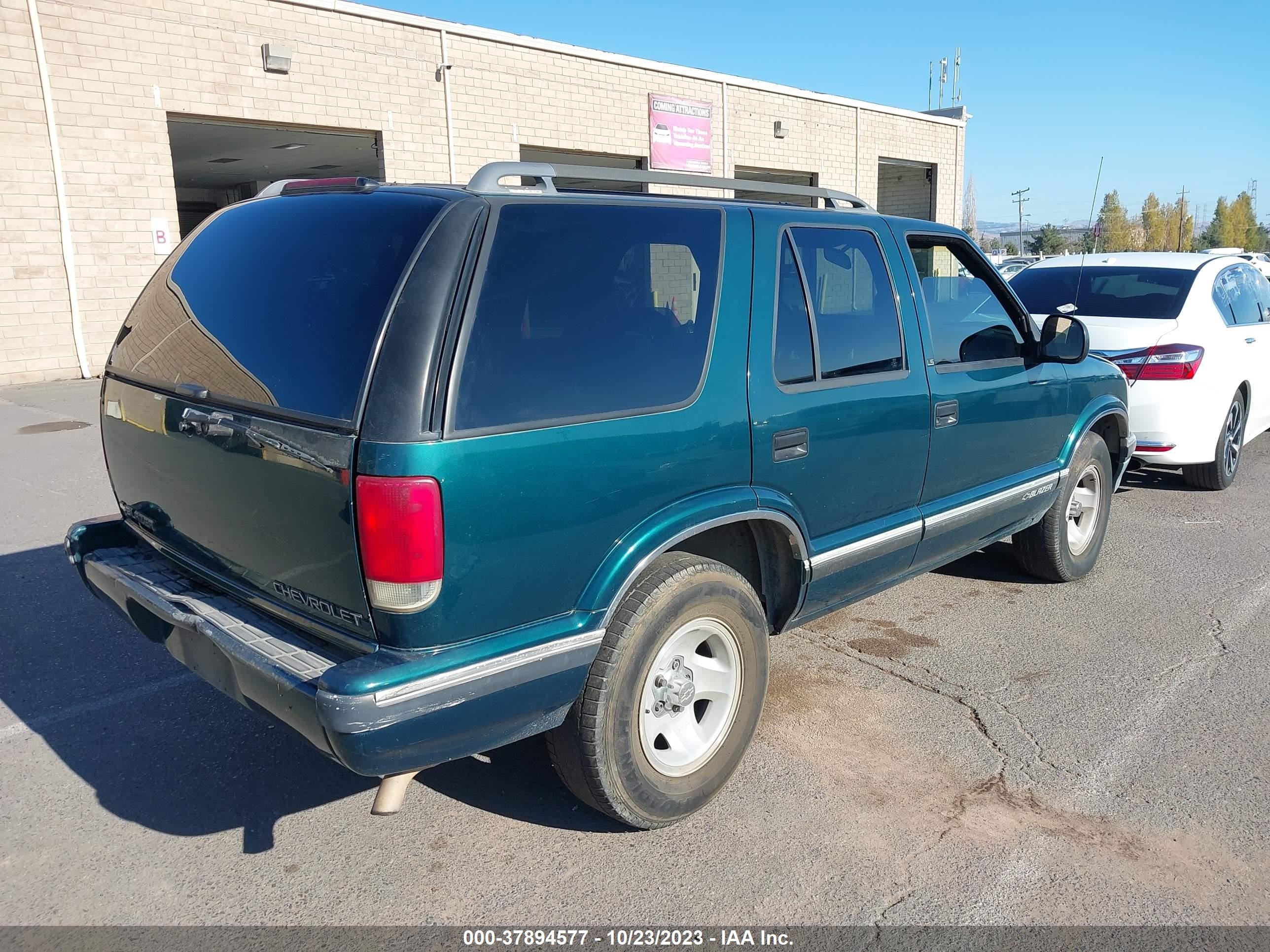 Photo 3 VIN: 1GNCS13W6T2296283 - CHEVROLET BLAZER 