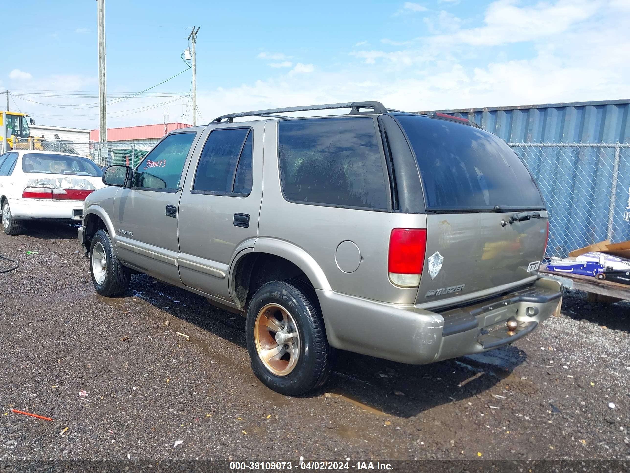 Photo 2 VIN: 1GNCS13W82K125551 - CHEVROLET BLAZER 