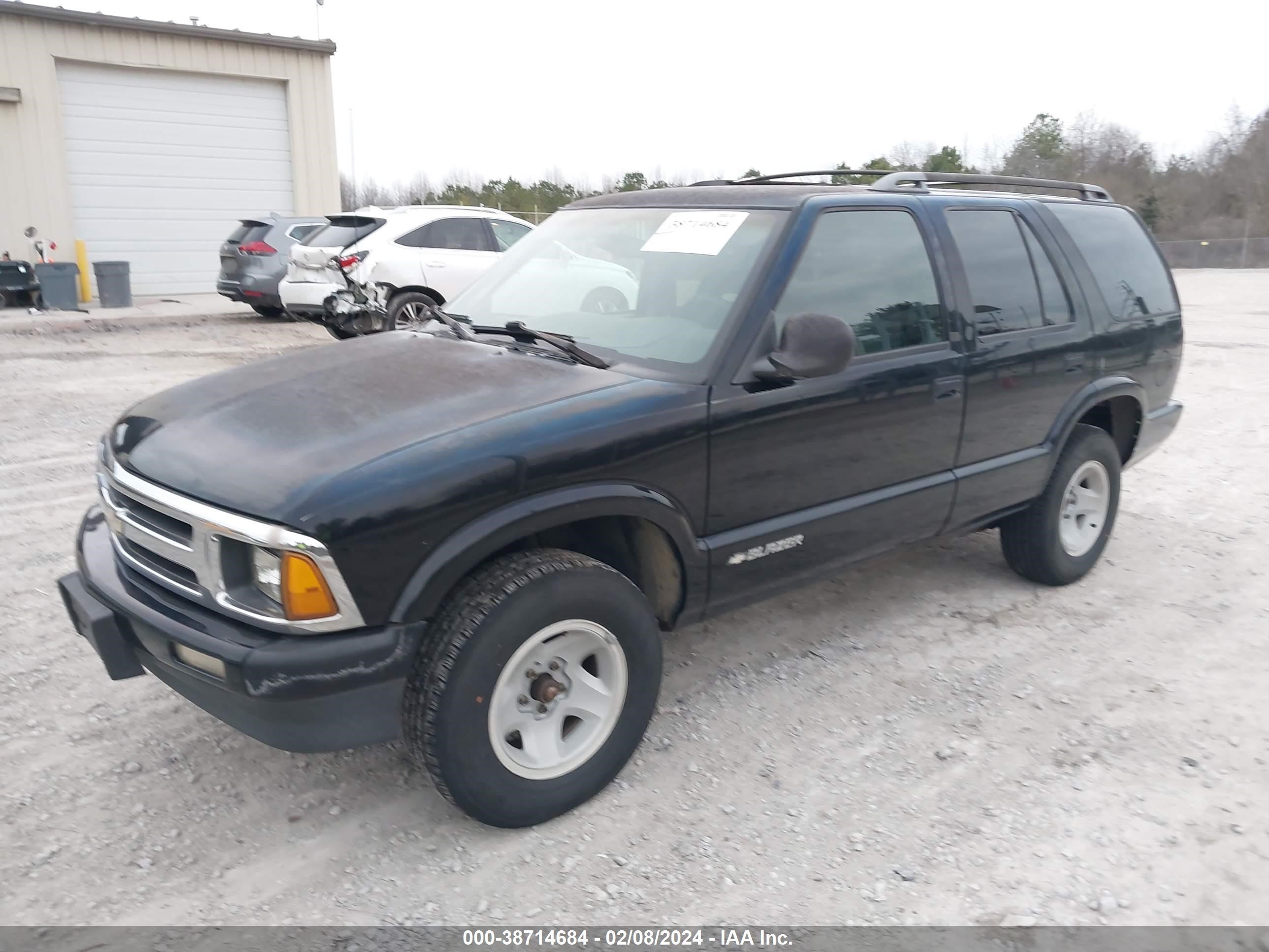 Photo 1 VIN: 1GNCS13W8S2215556 - CHEVROLET BLAZER 