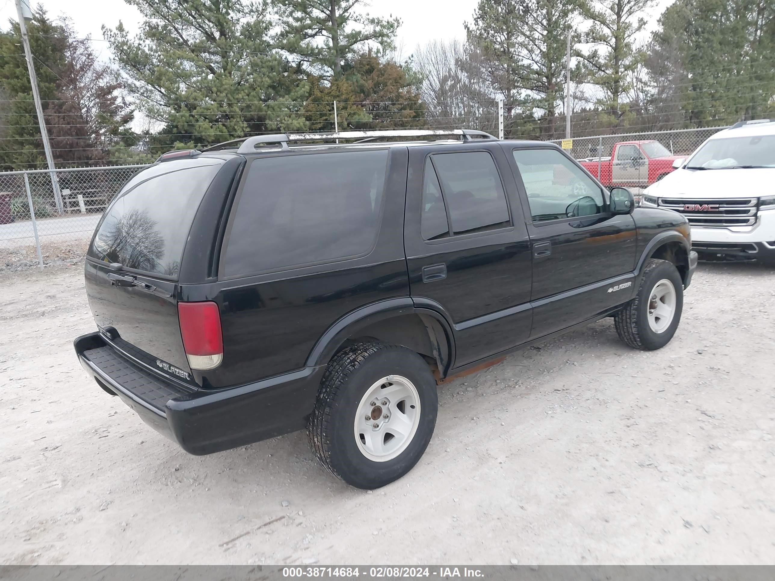 Photo 3 VIN: 1GNCS13W8S2215556 - CHEVROLET BLAZER 