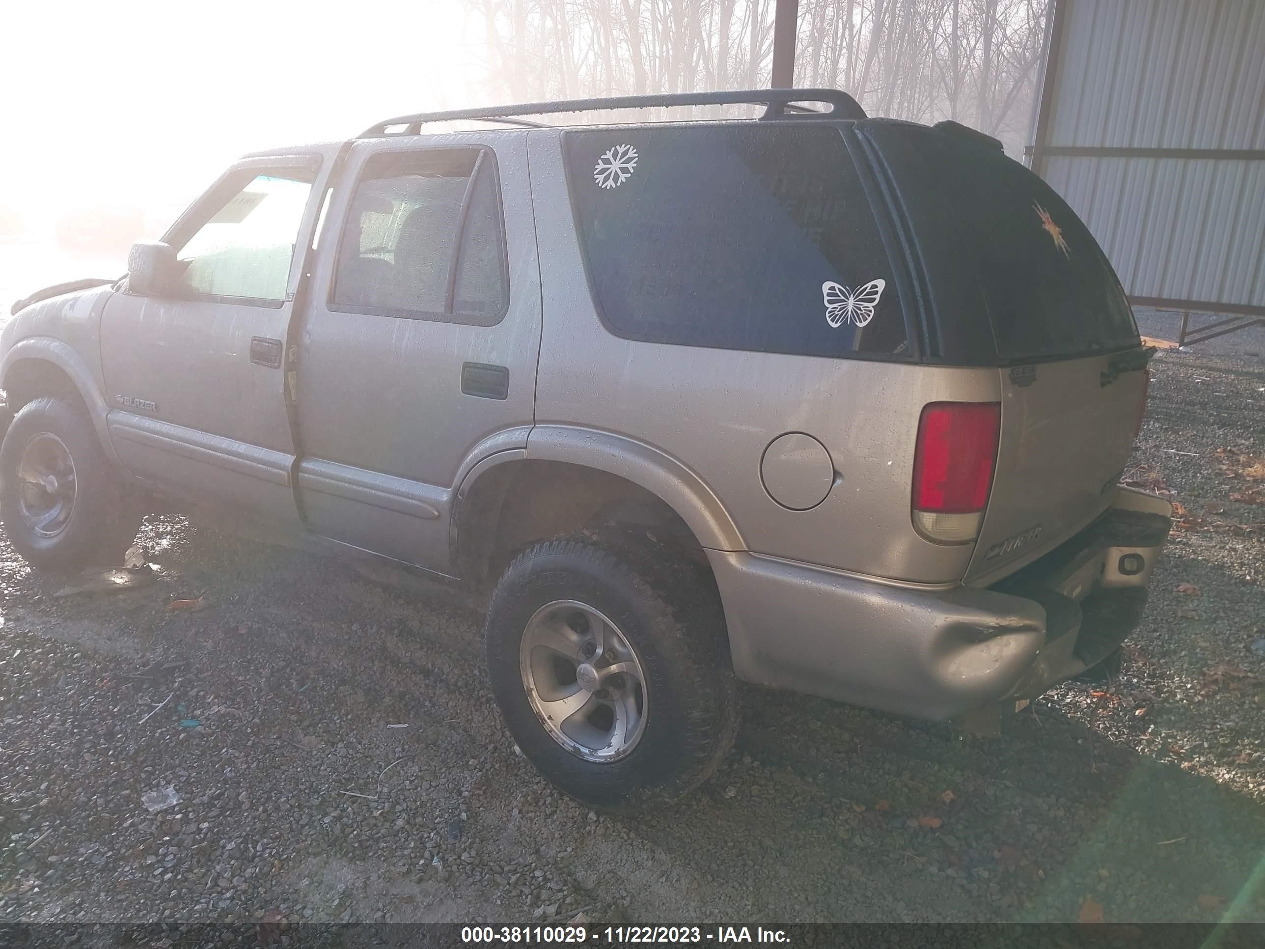 Photo 2 VIN: 1GNCS13W92K136266 - CHEVROLET BLAZER 