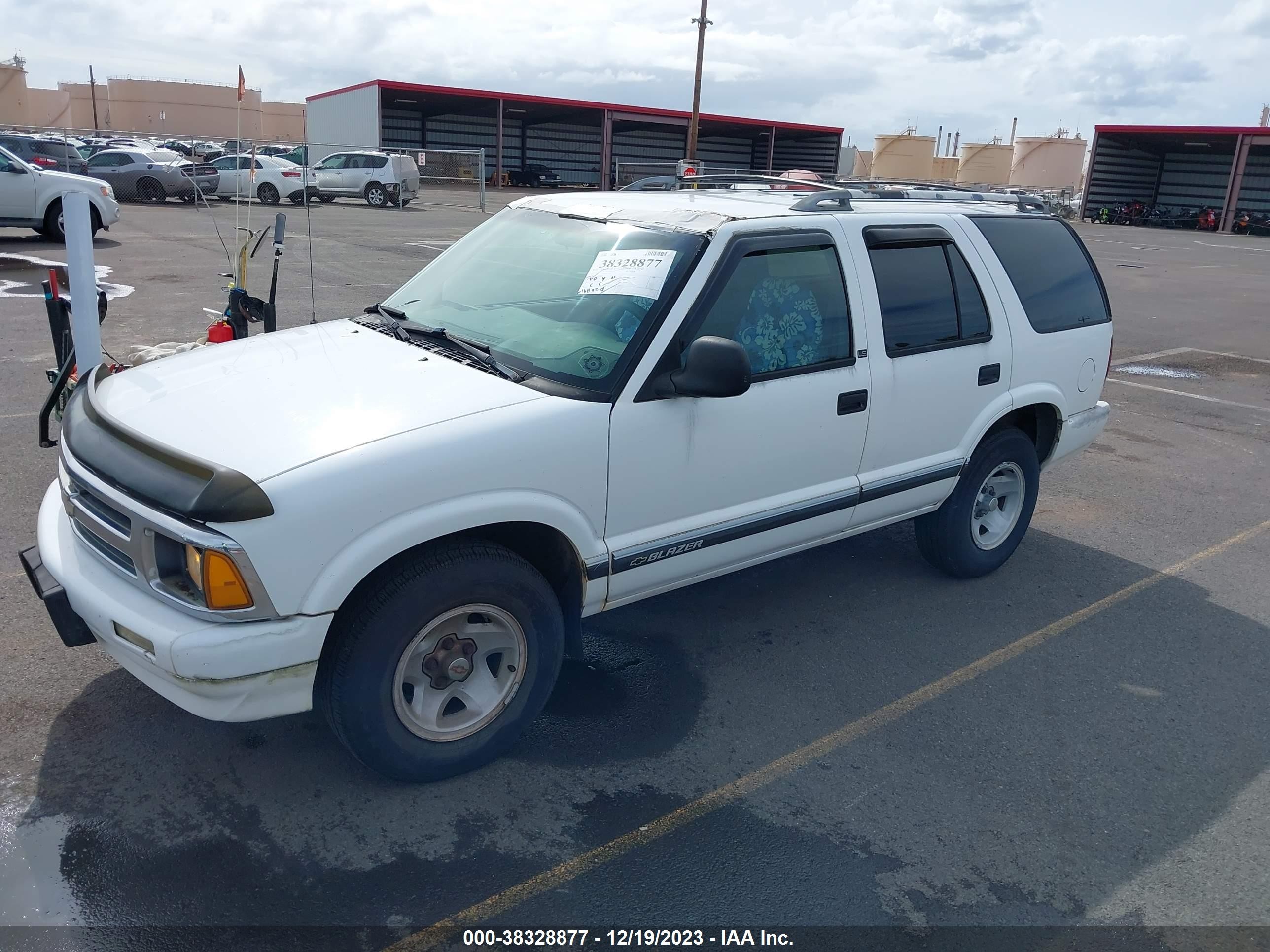 Photo 1 VIN: 1GNCS13W9T2157765 - CHEVROLET BLAZER 