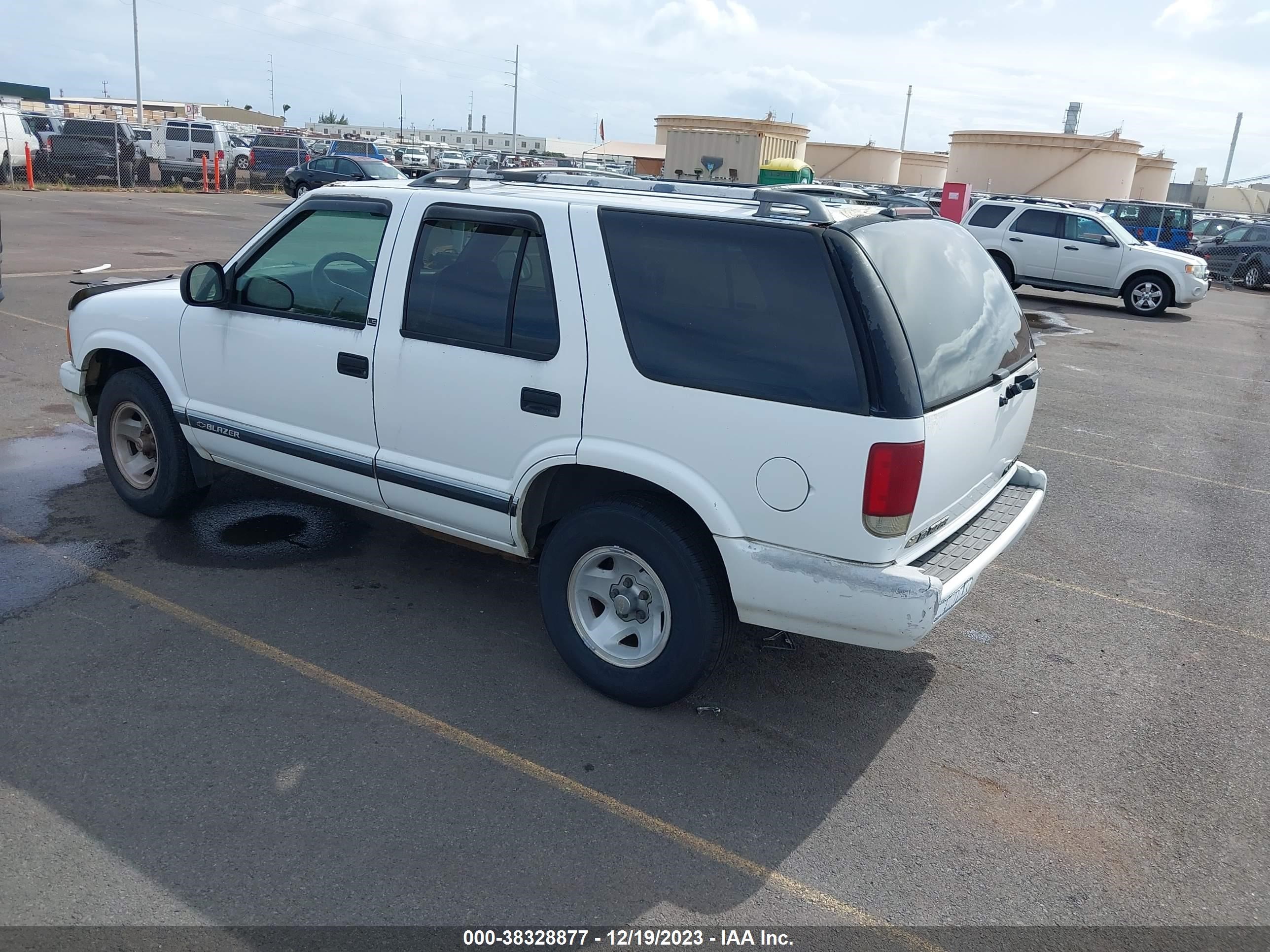 Photo 2 VIN: 1GNCS13W9T2157765 - CHEVROLET BLAZER 