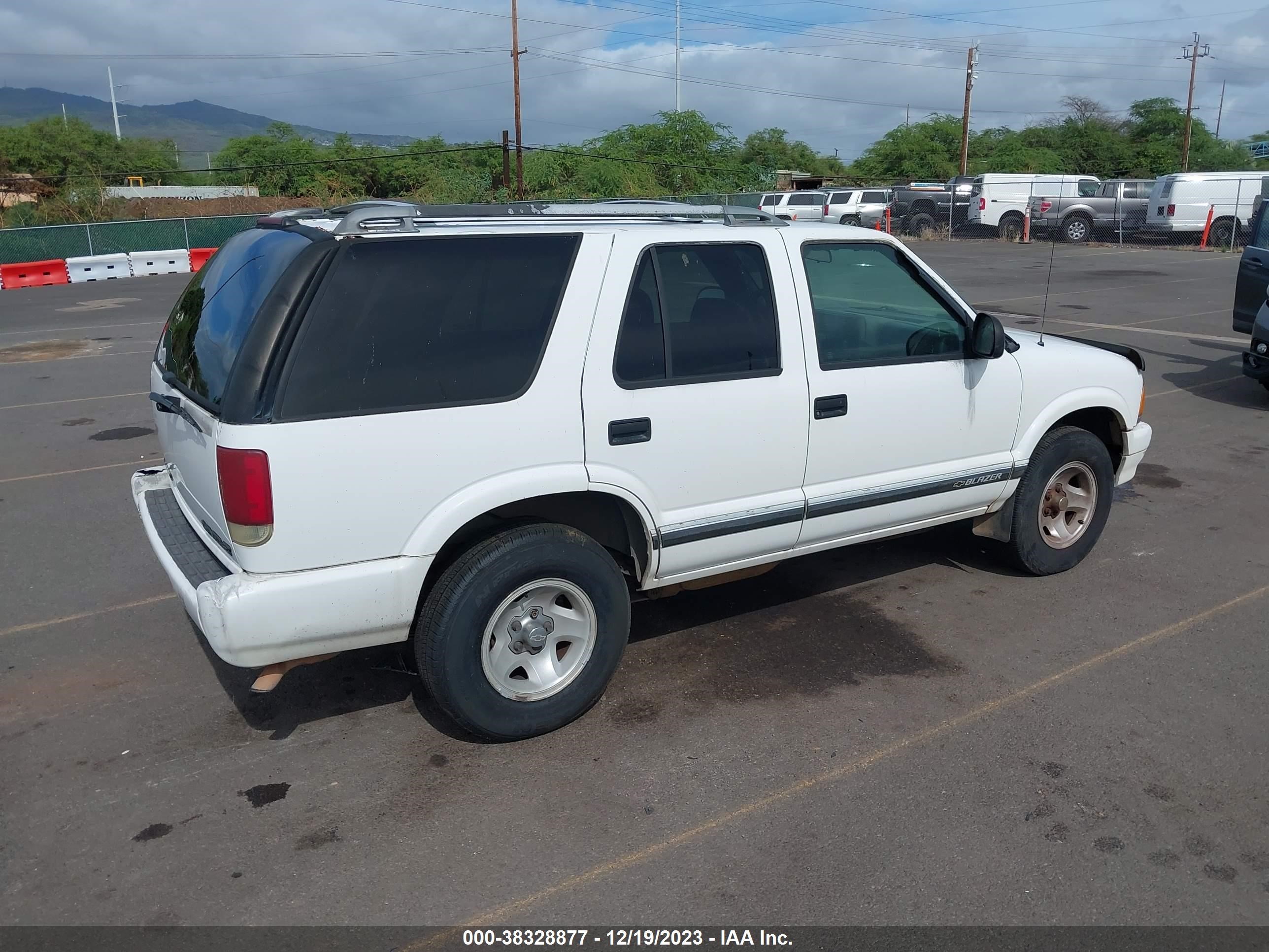 Photo 3 VIN: 1GNCS13W9T2157765 - CHEVROLET BLAZER 