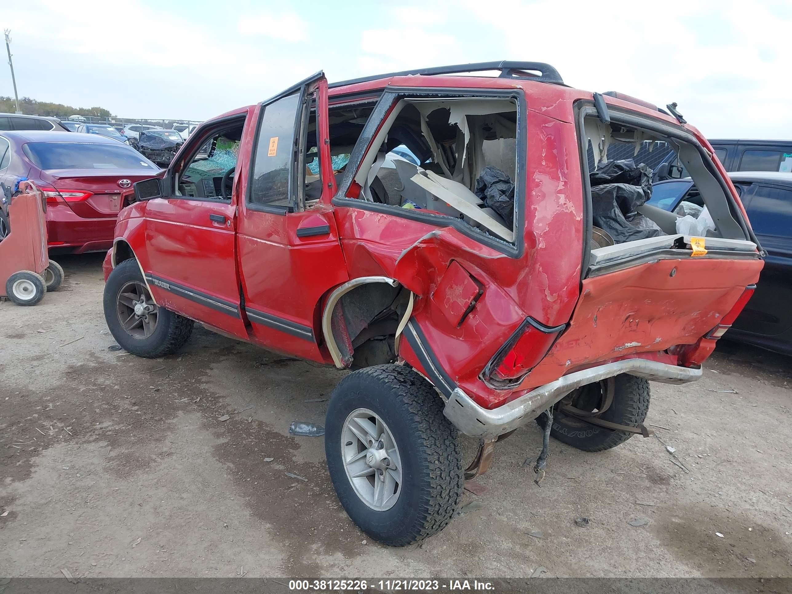 Photo 2 VIN: 1GNCS13WXR0124763 - CHEVROLET BLAZER 