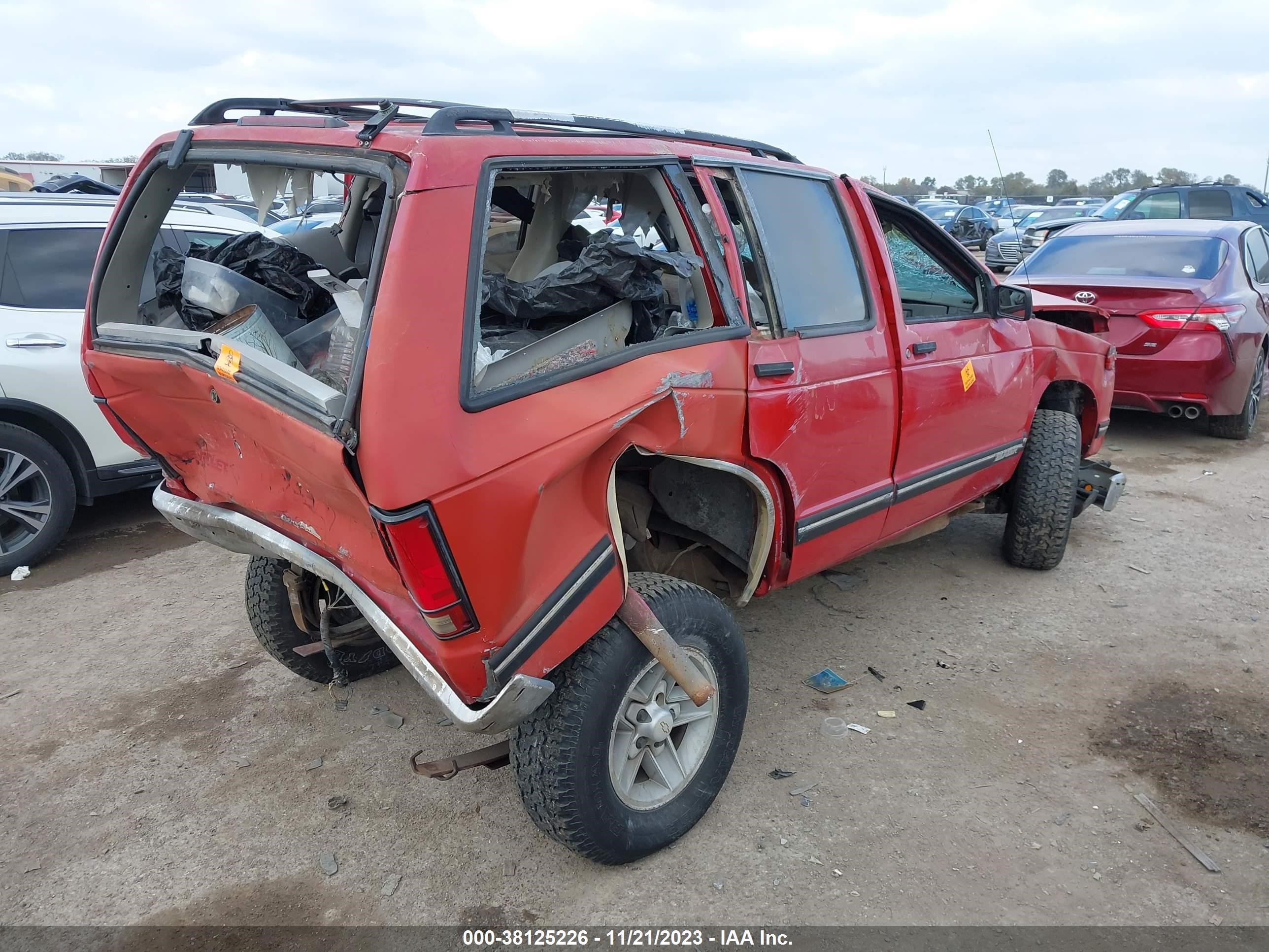 Photo 3 VIN: 1GNCS13WXR0124763 - CHEVROLET BLAZER 