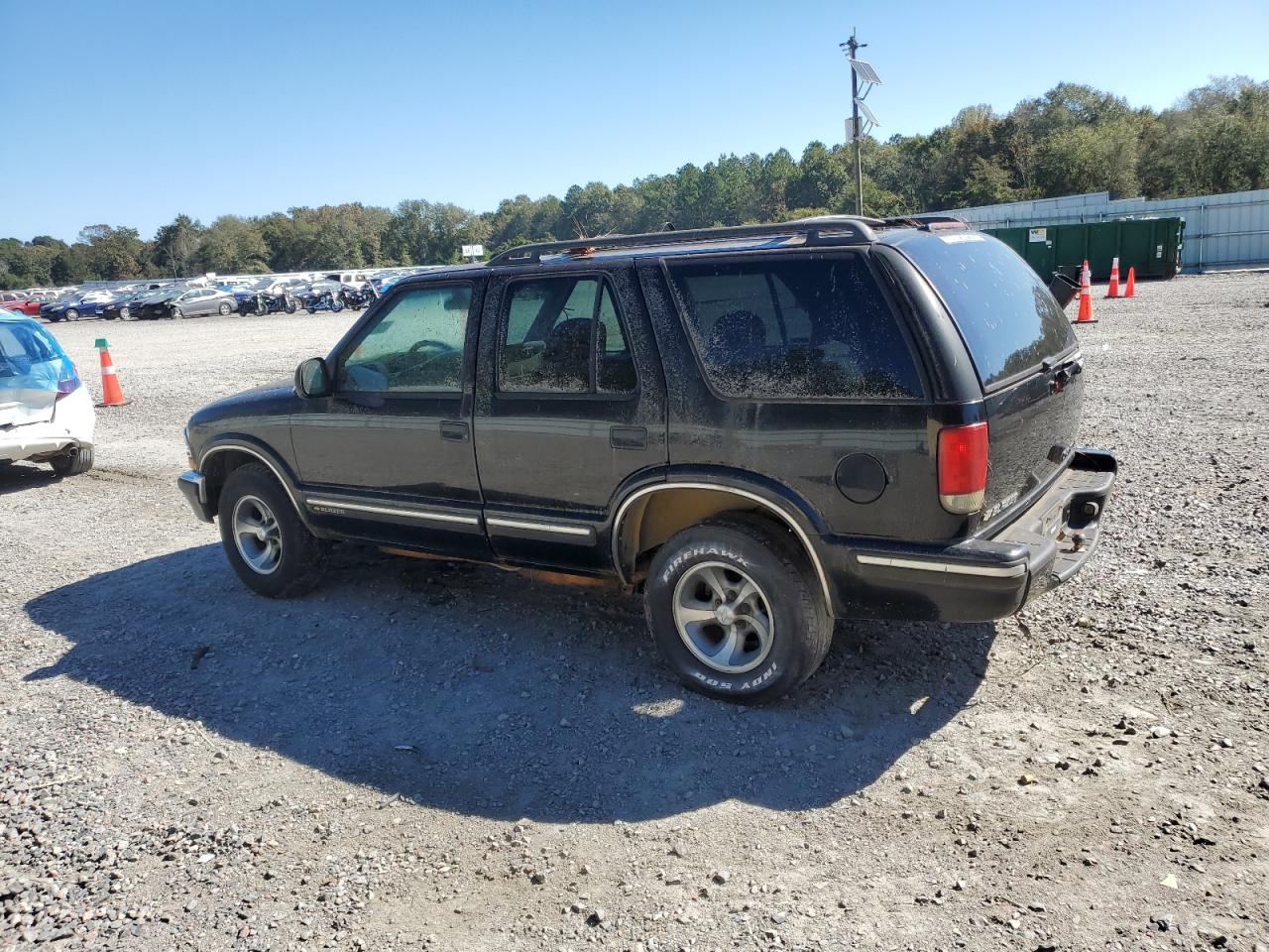 Photo 1 VIN: 1GNCS13WXW2117585 - CHEVROLET BLAZER 