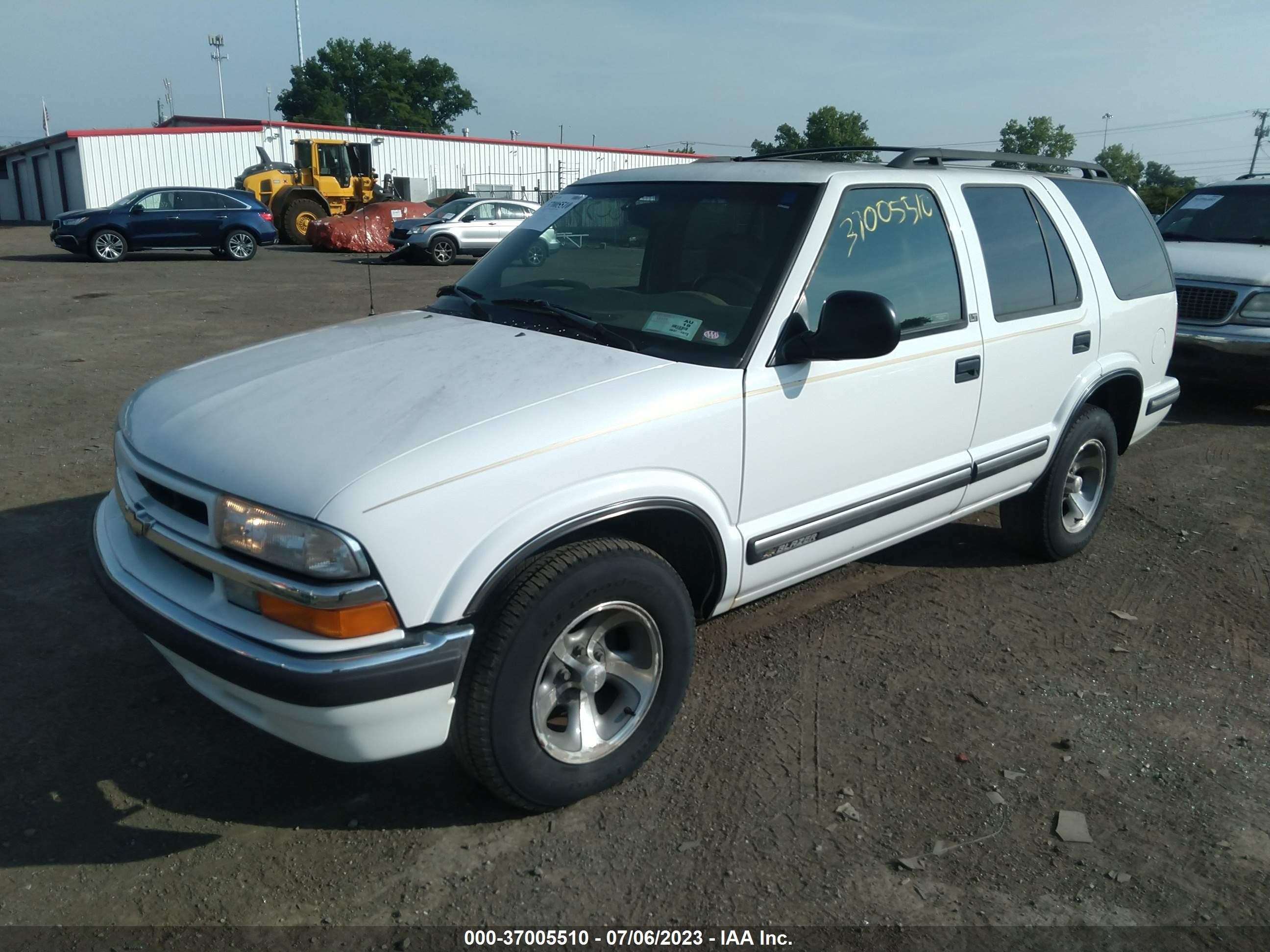 Photo 1 VIN: 1GNCS13WXW2272606 - CHEVROLET BLAZER 