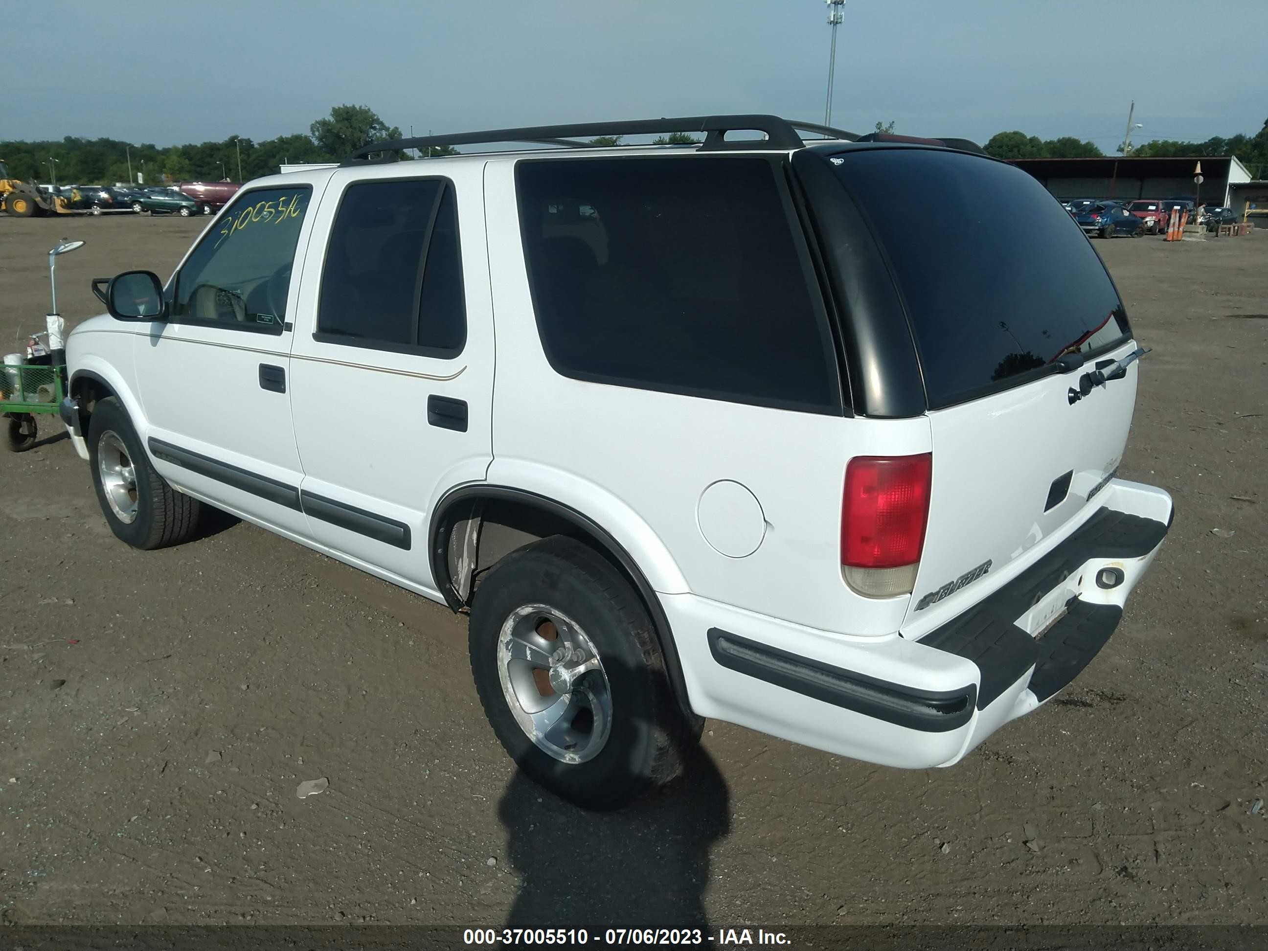 Photo 2 VIN: 1GNCS13WXW2272606 - CHEVROLET BLAZER 