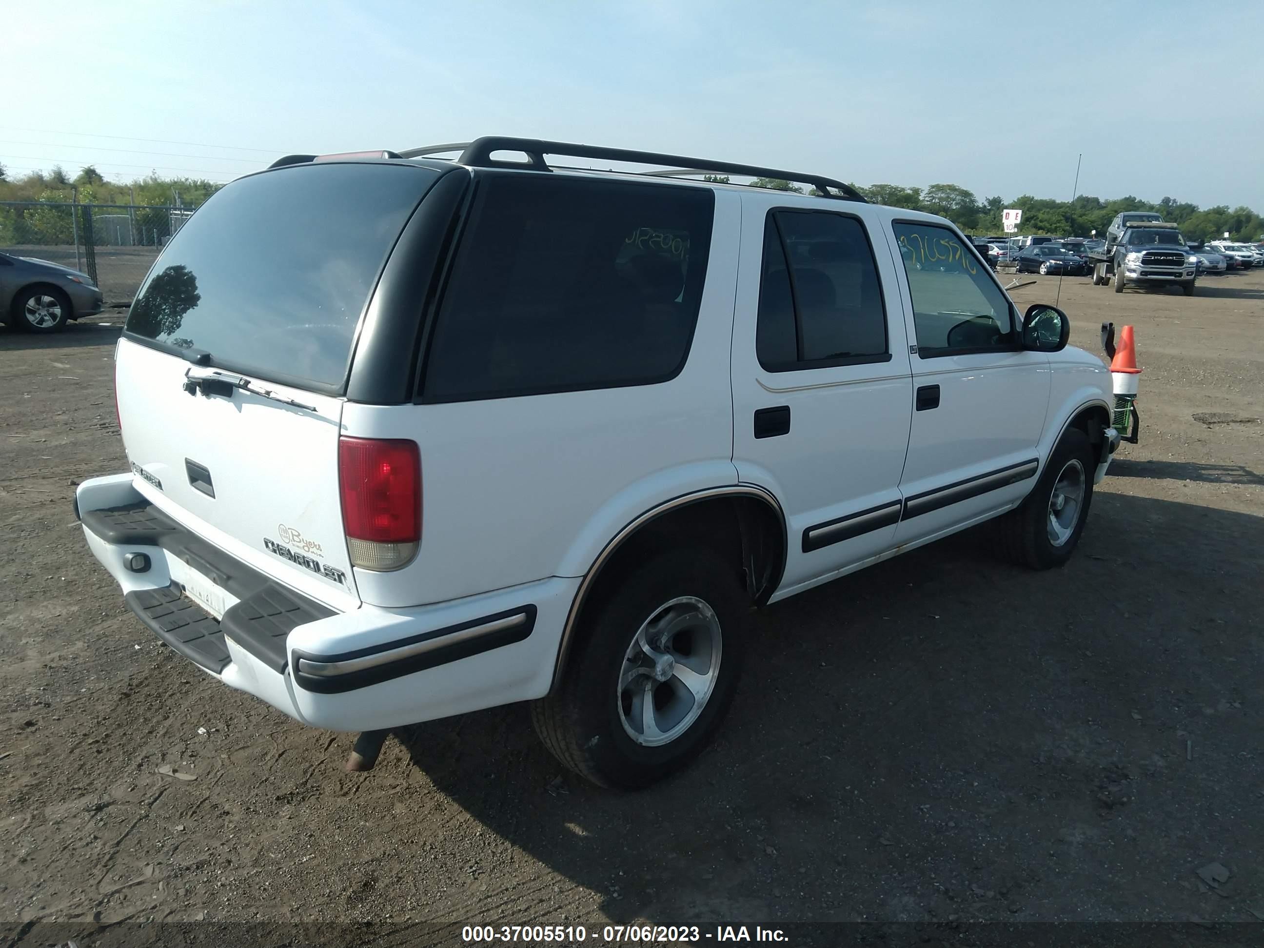 Photo 3 VIN: 1GNCS13WXW2272606 - CHEVROLET BLAZER 