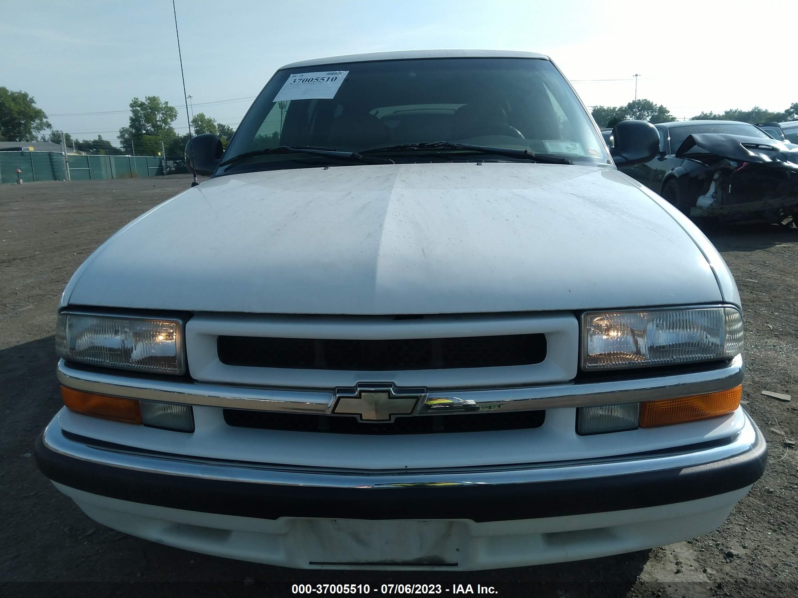 Photo 5 VIN: 1GNCS13WXW2272606 - CHEVROLET BLAZER 