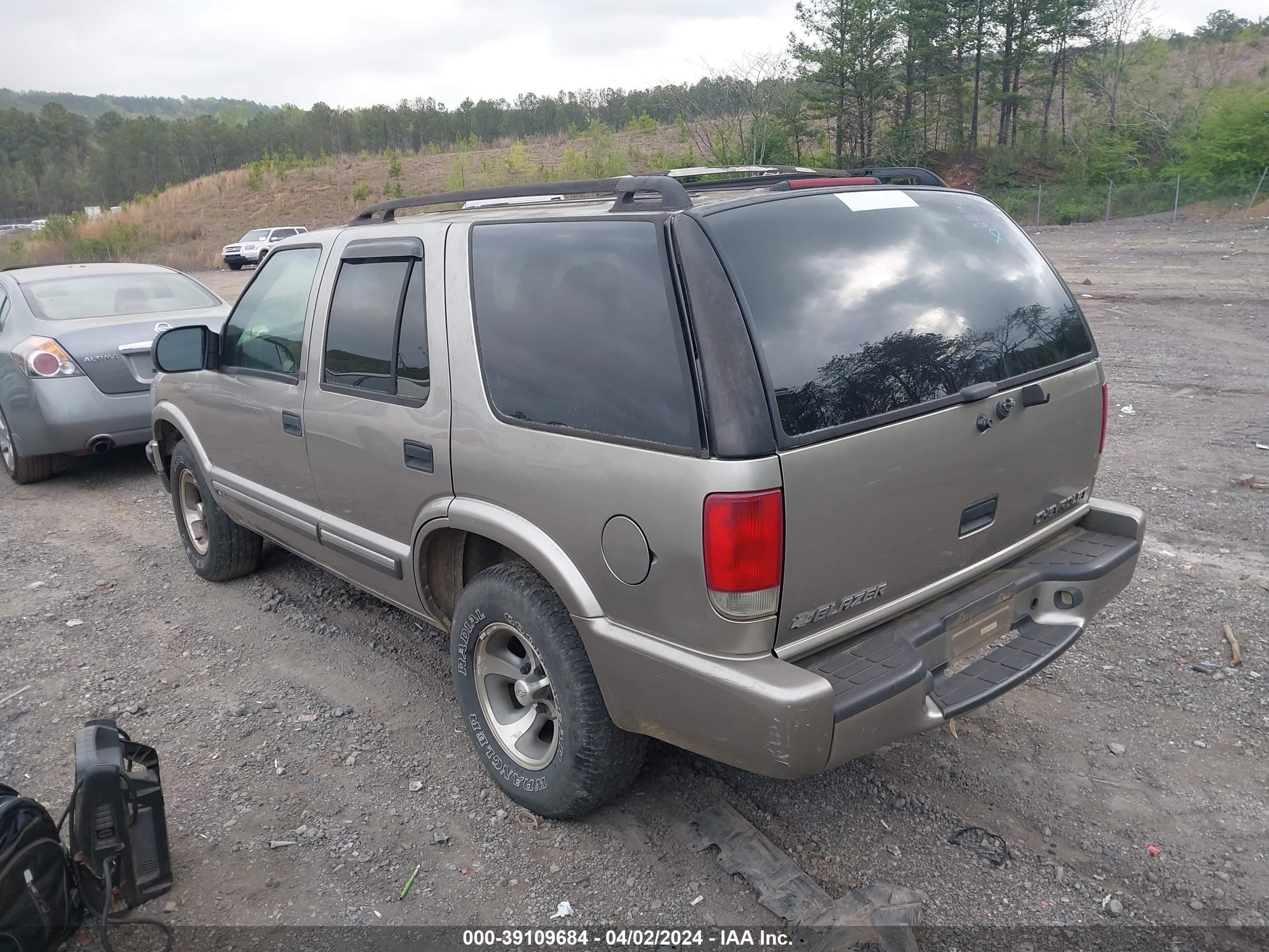 Photo 2 VIN: 1GNCS13WXY2176123 - CHEVROLET BLAZER 