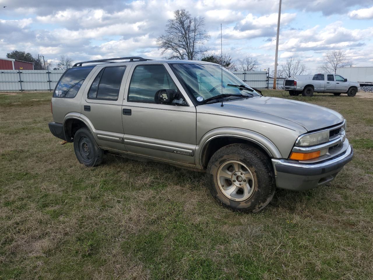 Photo 3 VIN: 1GNCS13WXY2280322 - CHEVROLET BLAZER 