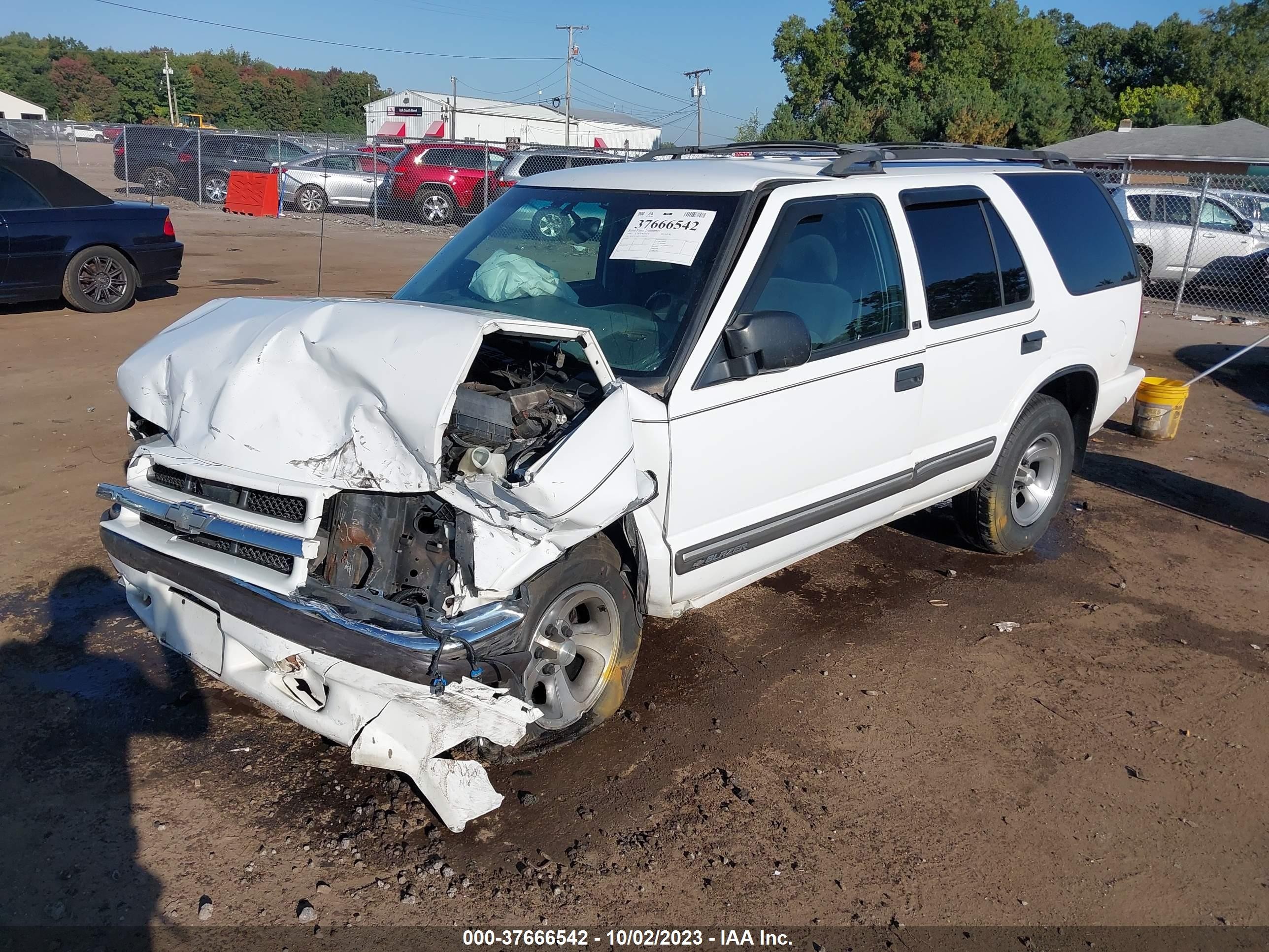 Photo 1 VIN: 1GNCS13WXY2350739 - CHEVROLET BLAZER 